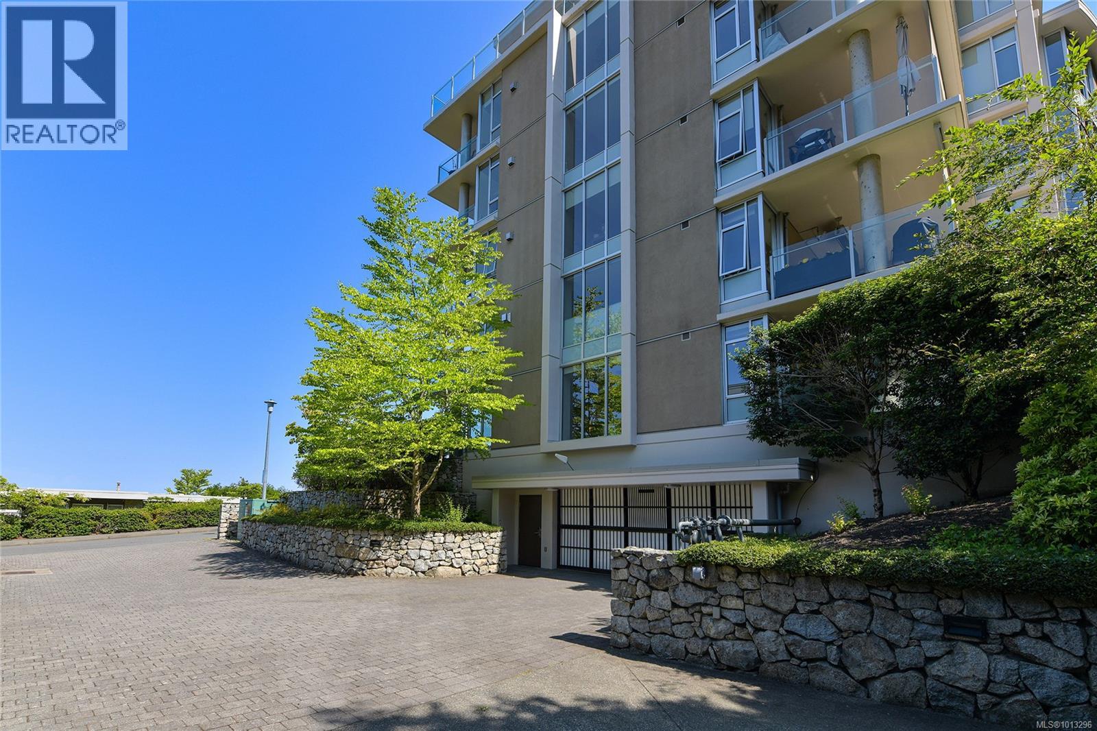 502 748 Sayward Hill Terr, Saanich