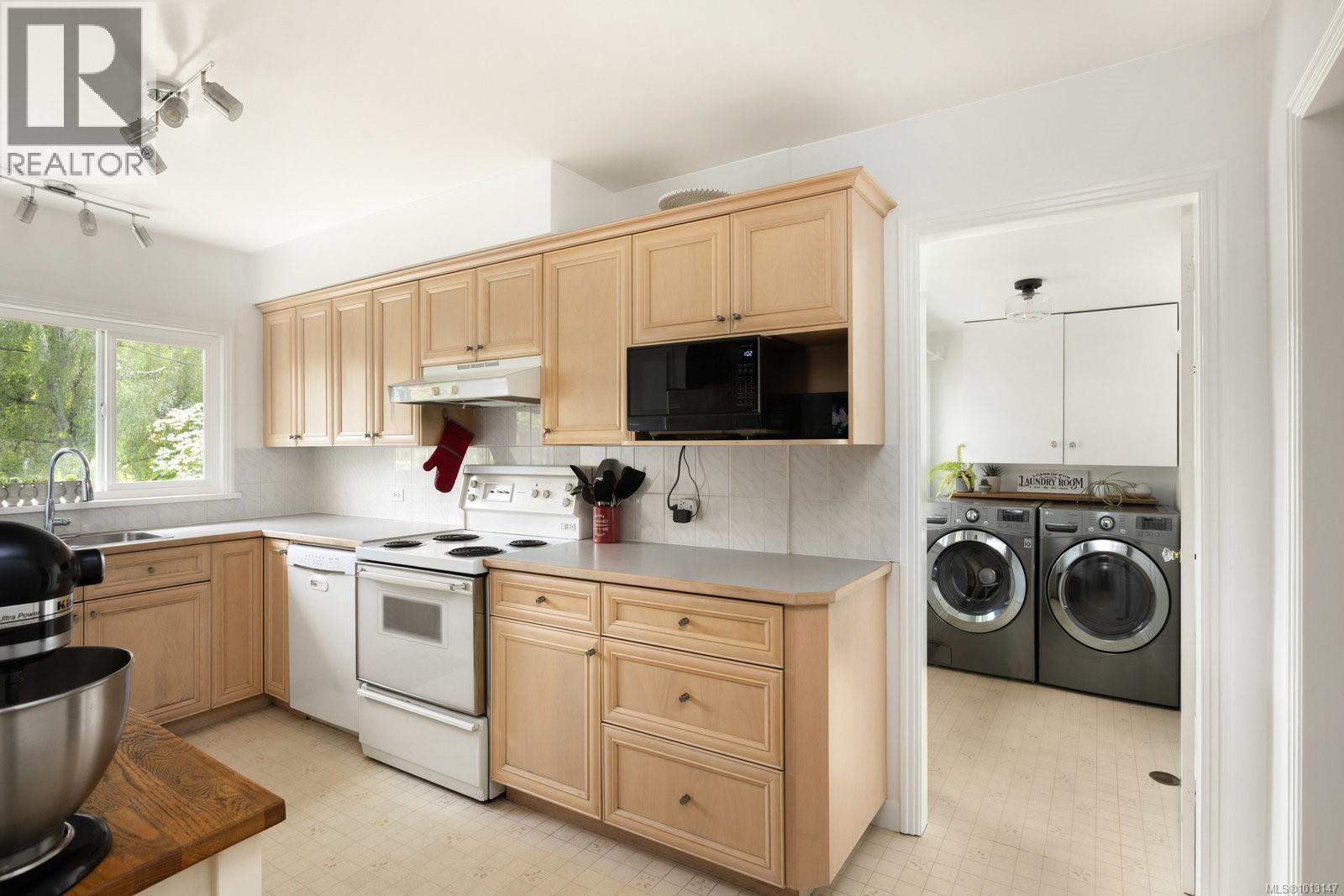  2571 Heron Street, Oak Bay