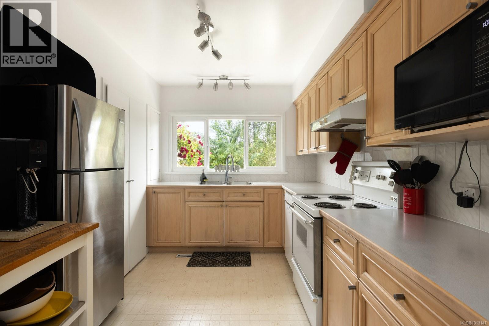  2571 Heron Street, Oak Bay