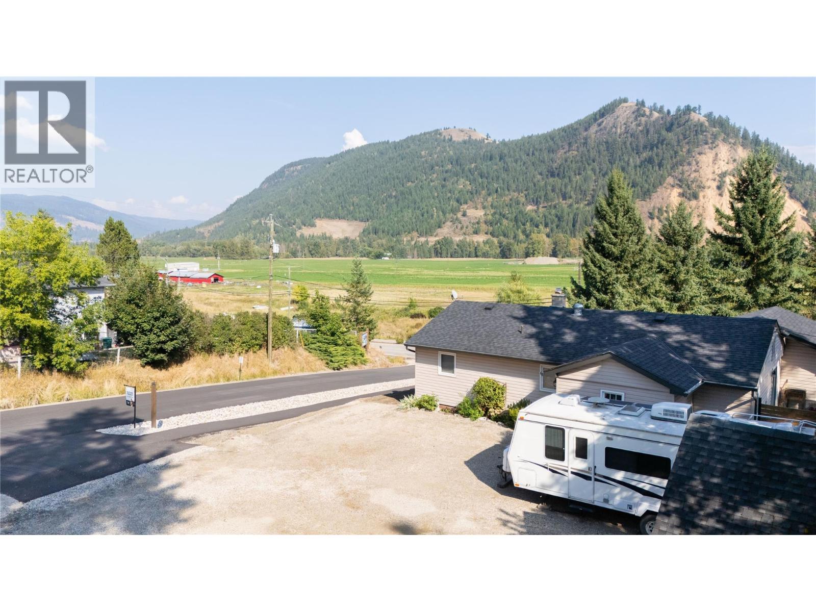 2506 Shuswap Avenue - 50