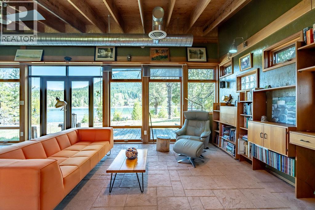8902 Beach Street, Balfour
