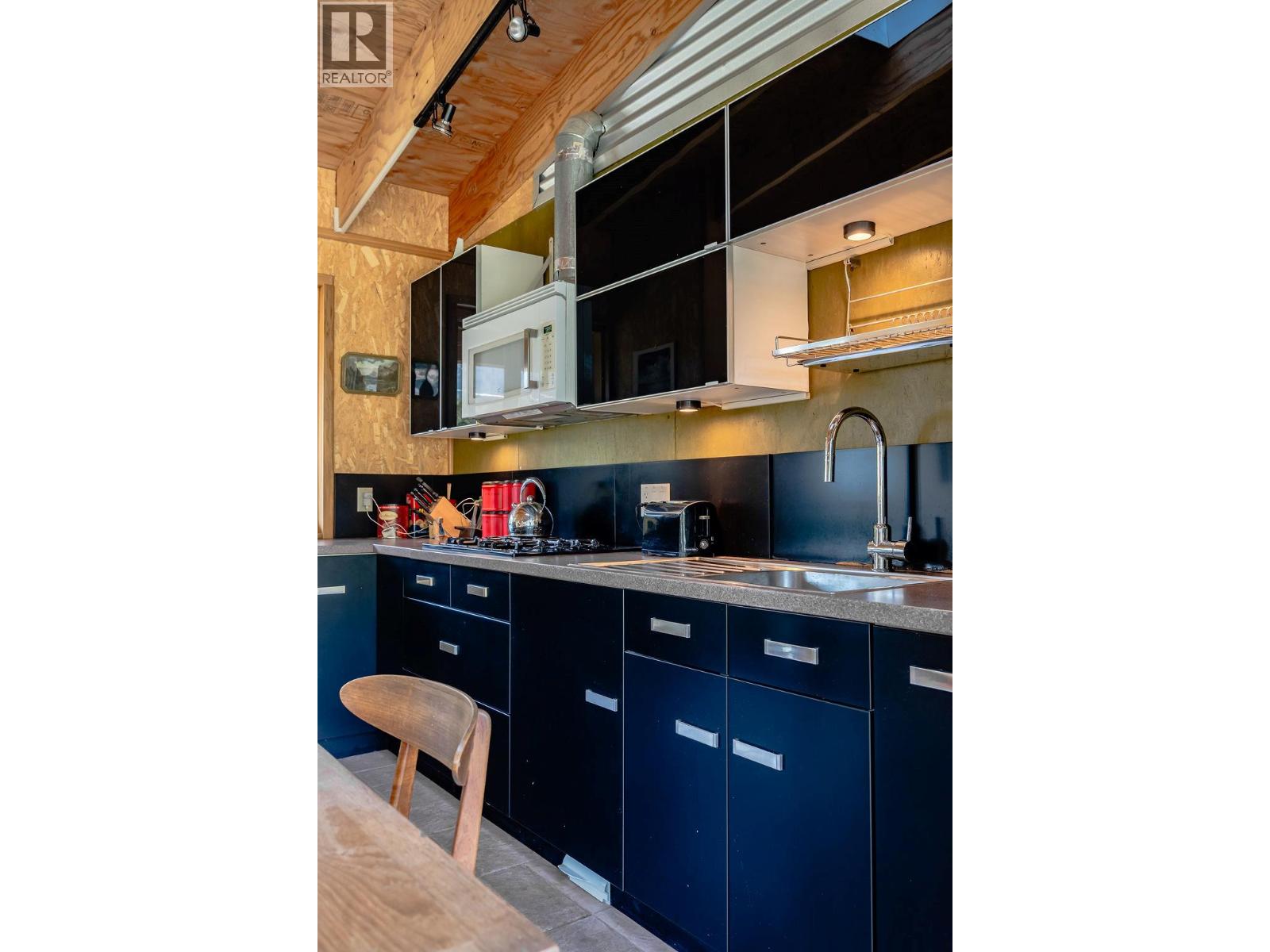 8902 Beach Street, Balfour