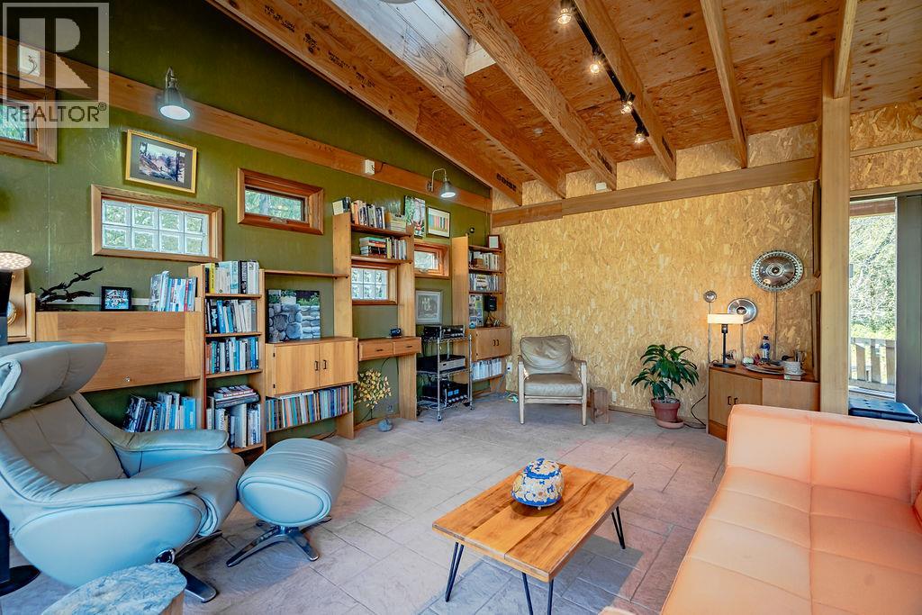8902 Beach Street, Balfour