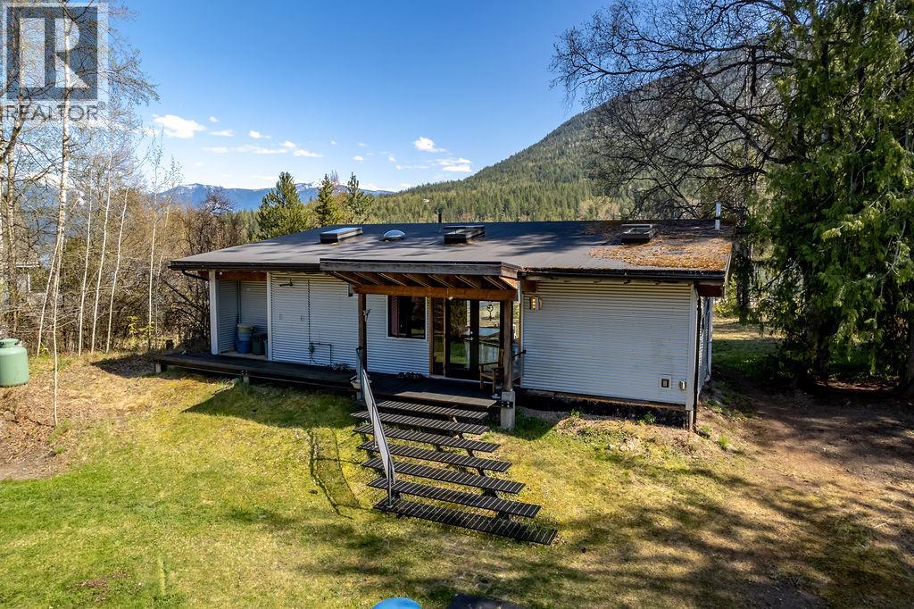 8902 Beach Street, Balfour