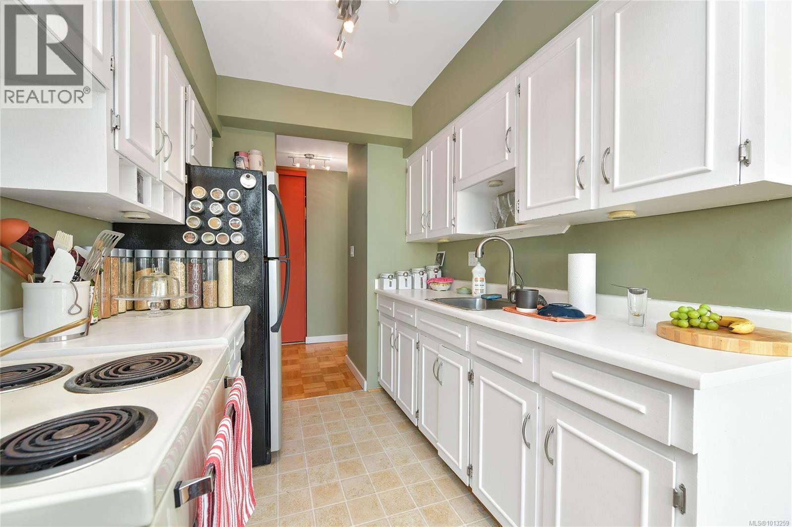 808 250 Douglas Street, Victoria