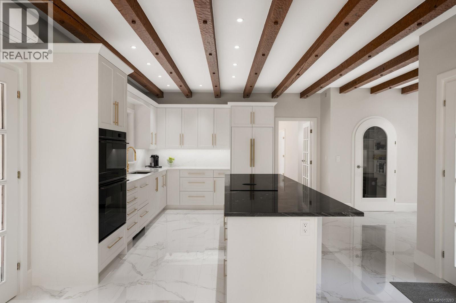  611 Island Road, Oak Bay
