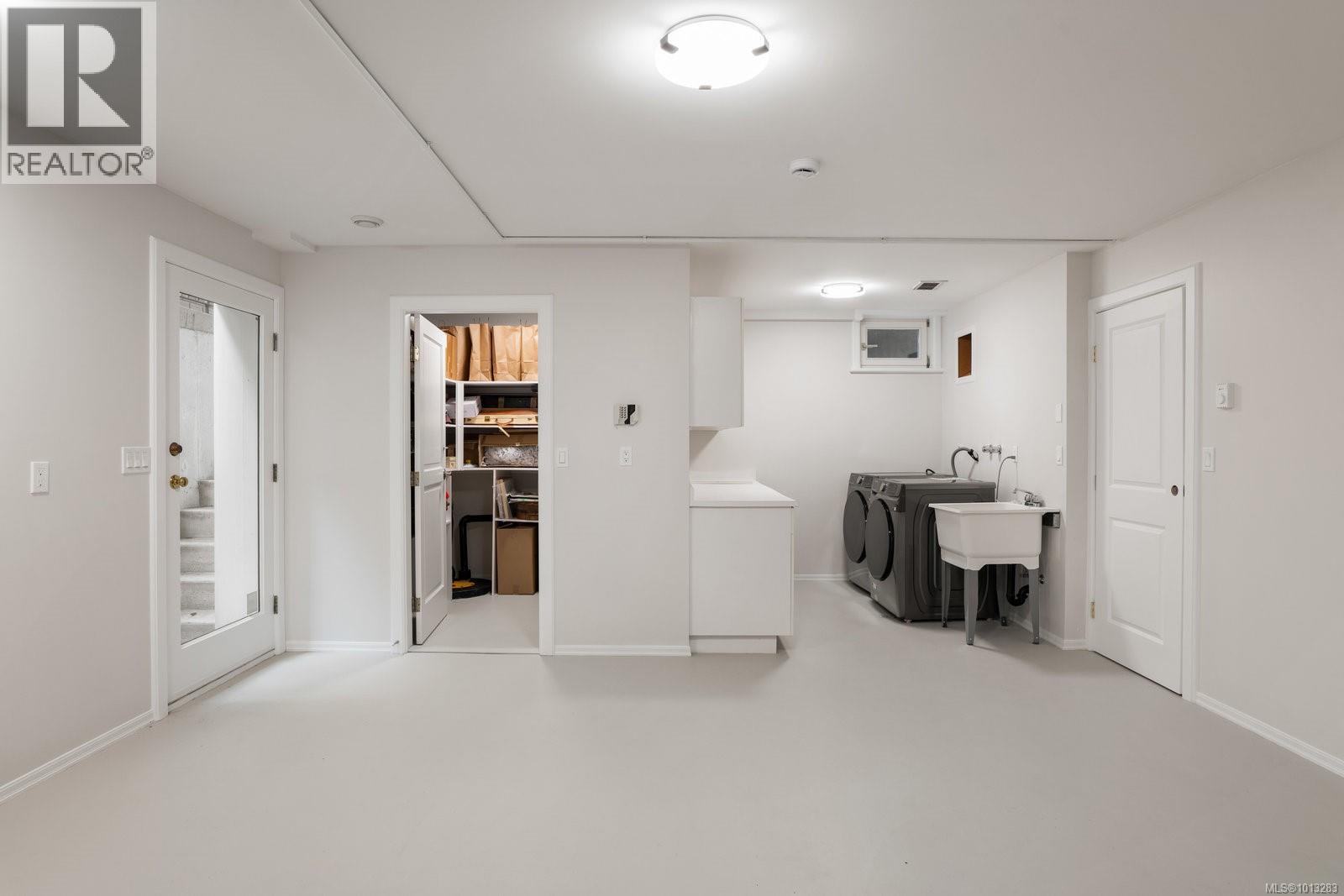  611 Island Road, Oak Bay