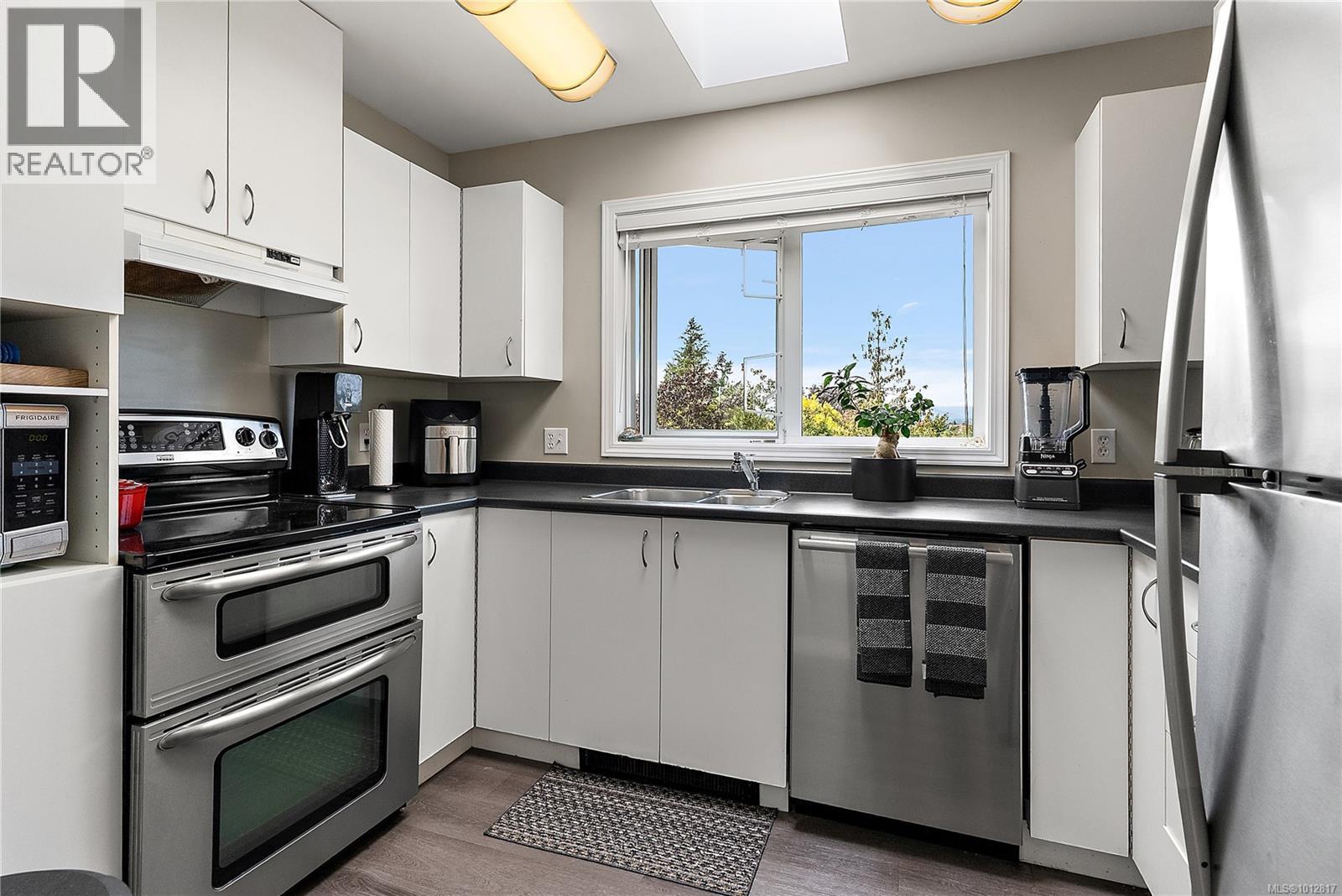 403 3230 Glasgow Avenue, Saanich