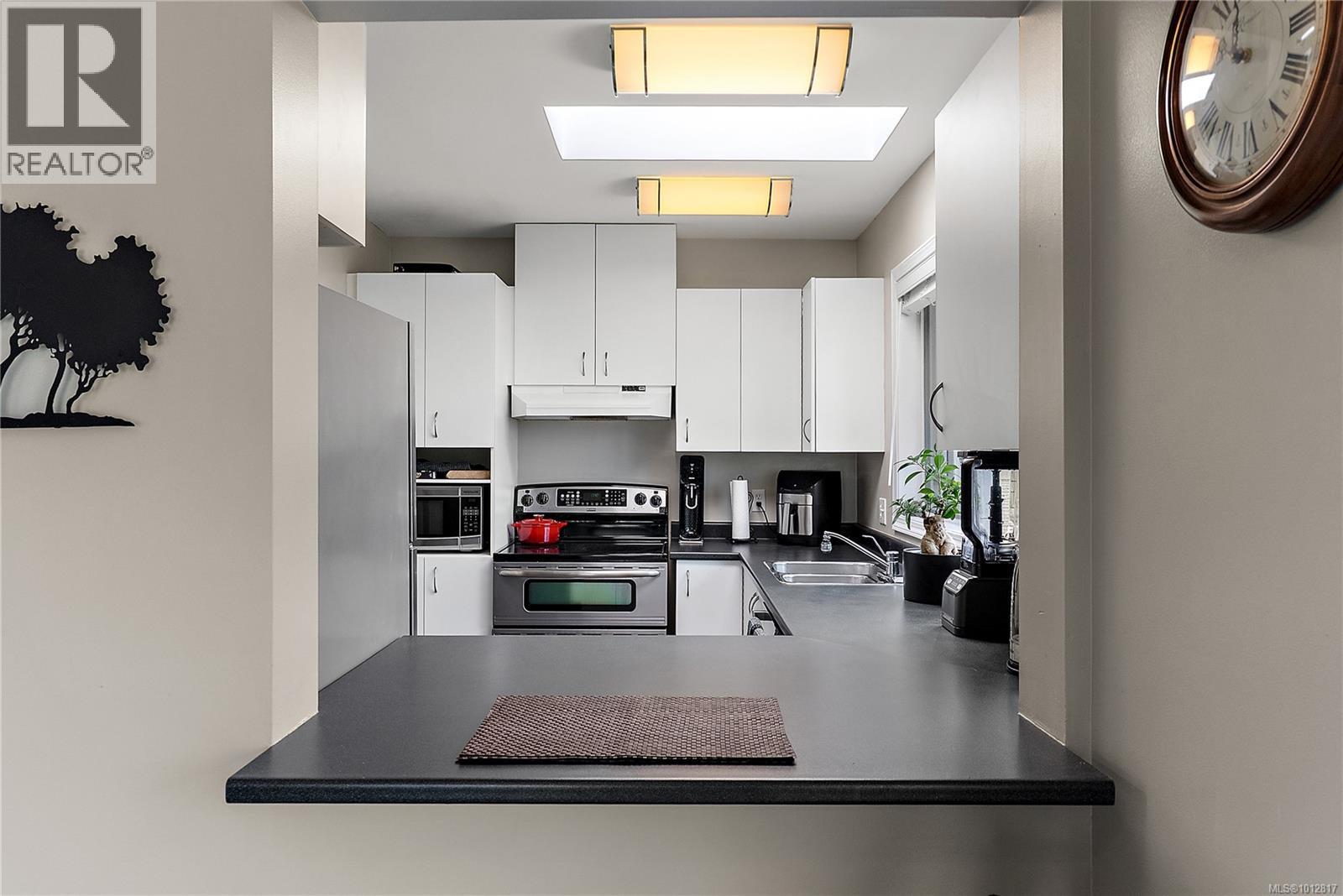 403 3230 Glasgow Avenue, Saanich