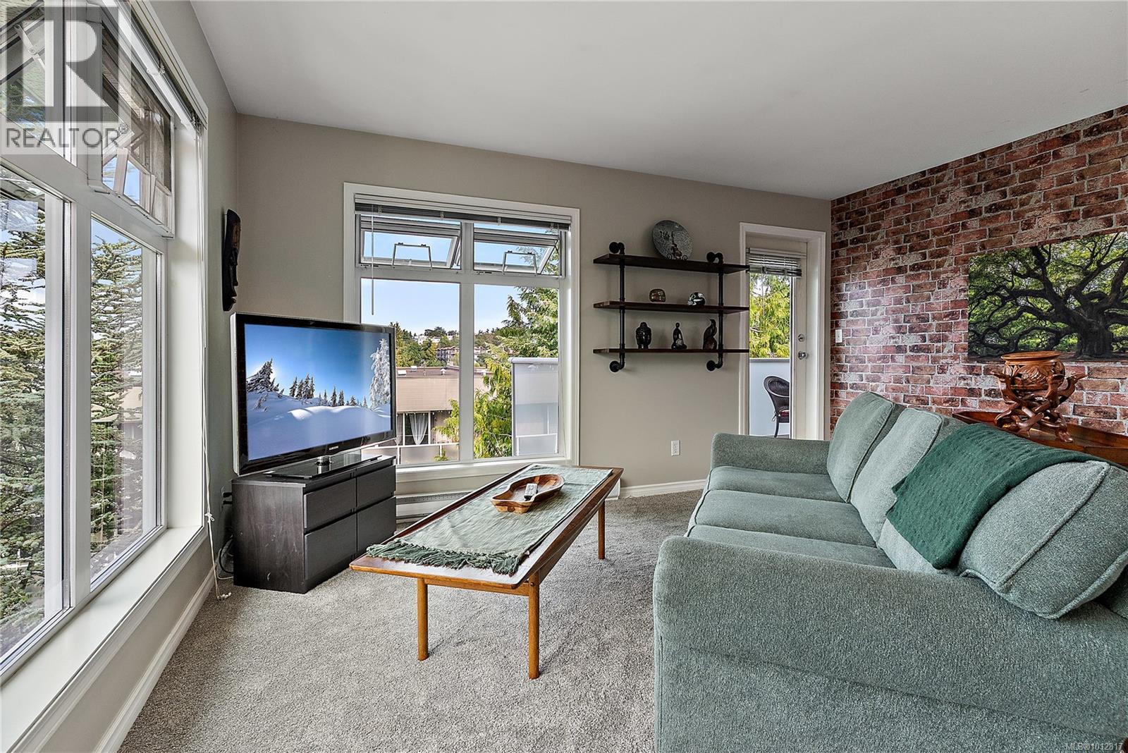 403 3230 Glasgow Avenue, Saanich
