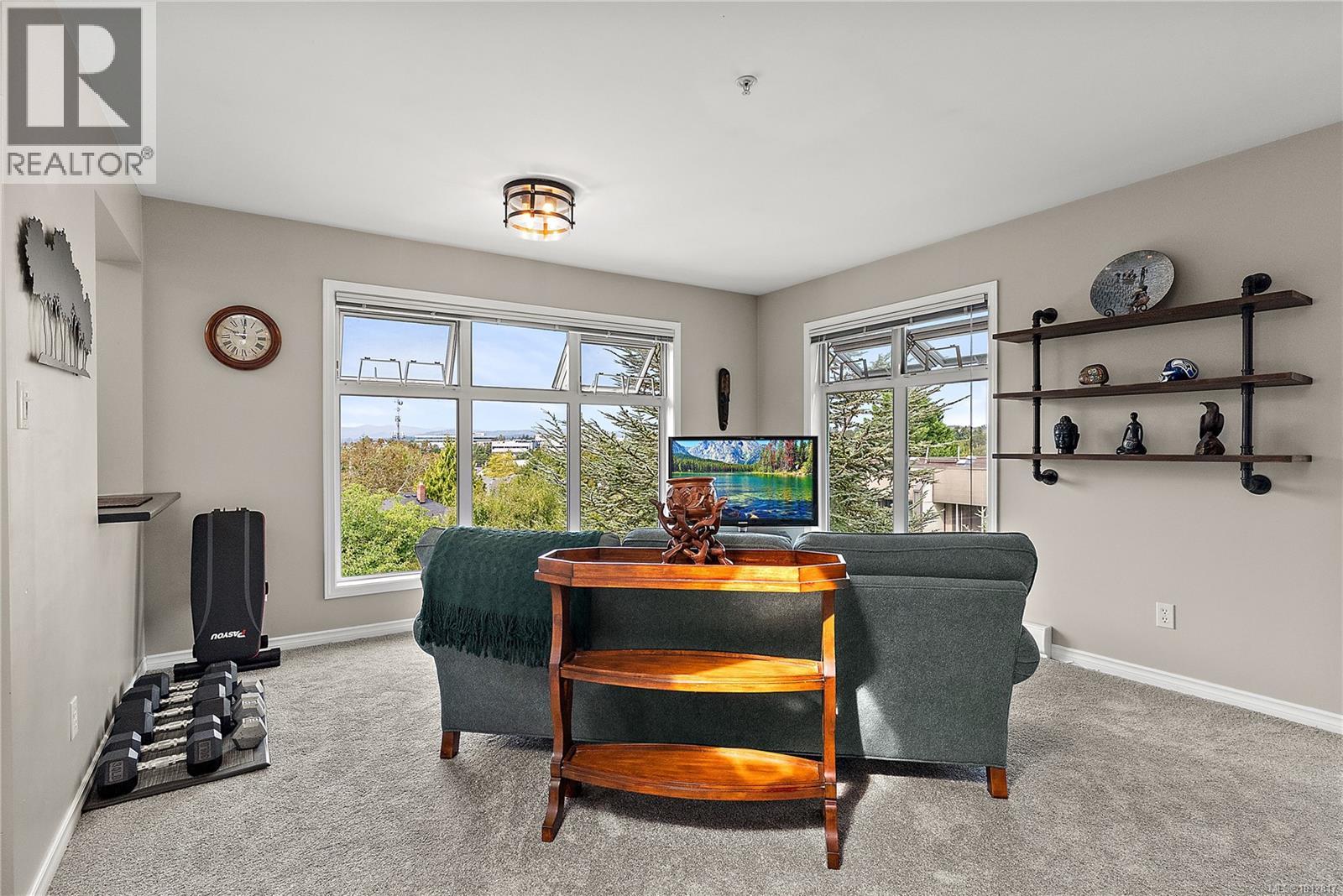 403 3230 Glasgow Avenue, Saanich