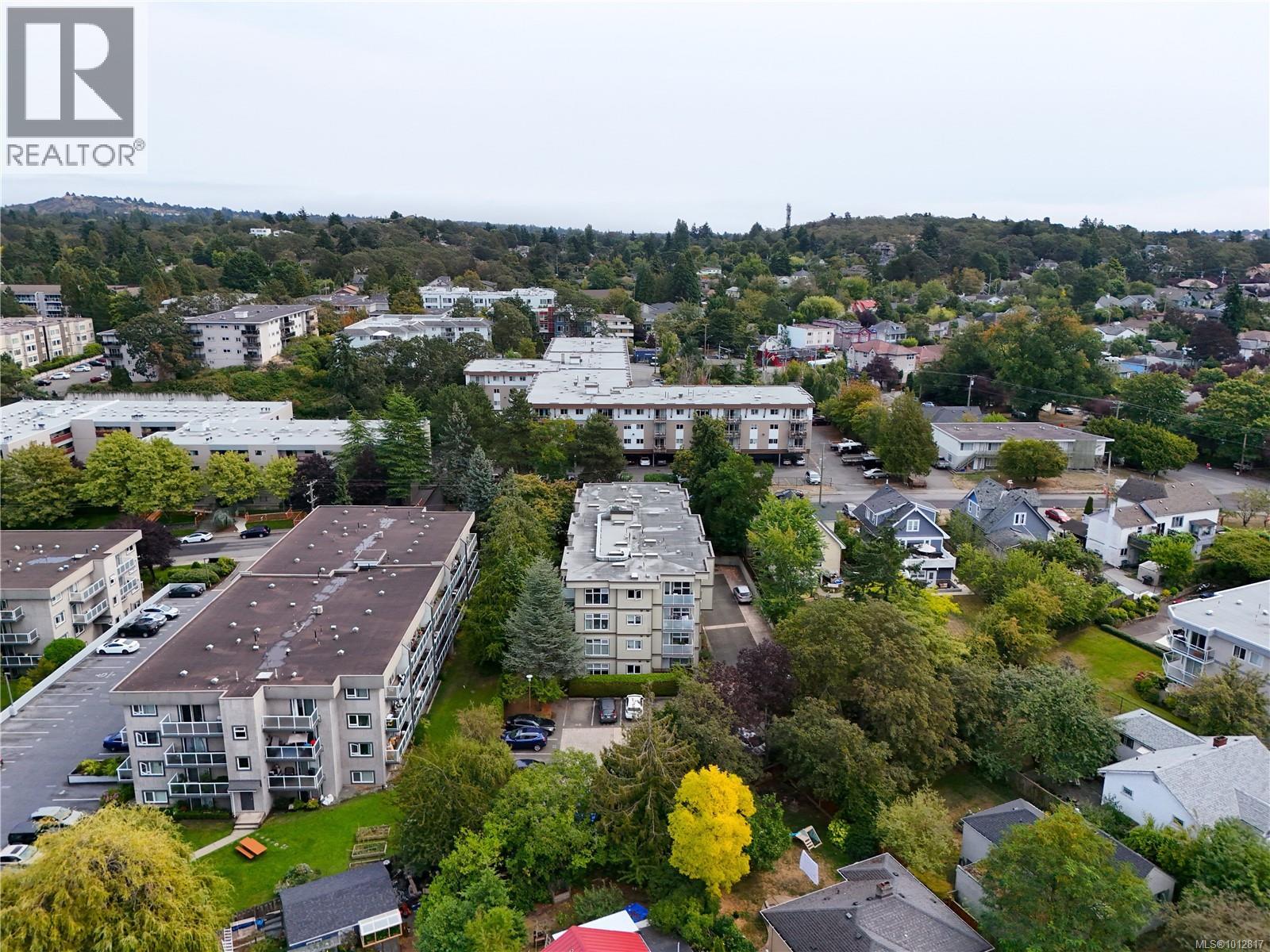 403 3230 Glasgow Avenue, Saanich