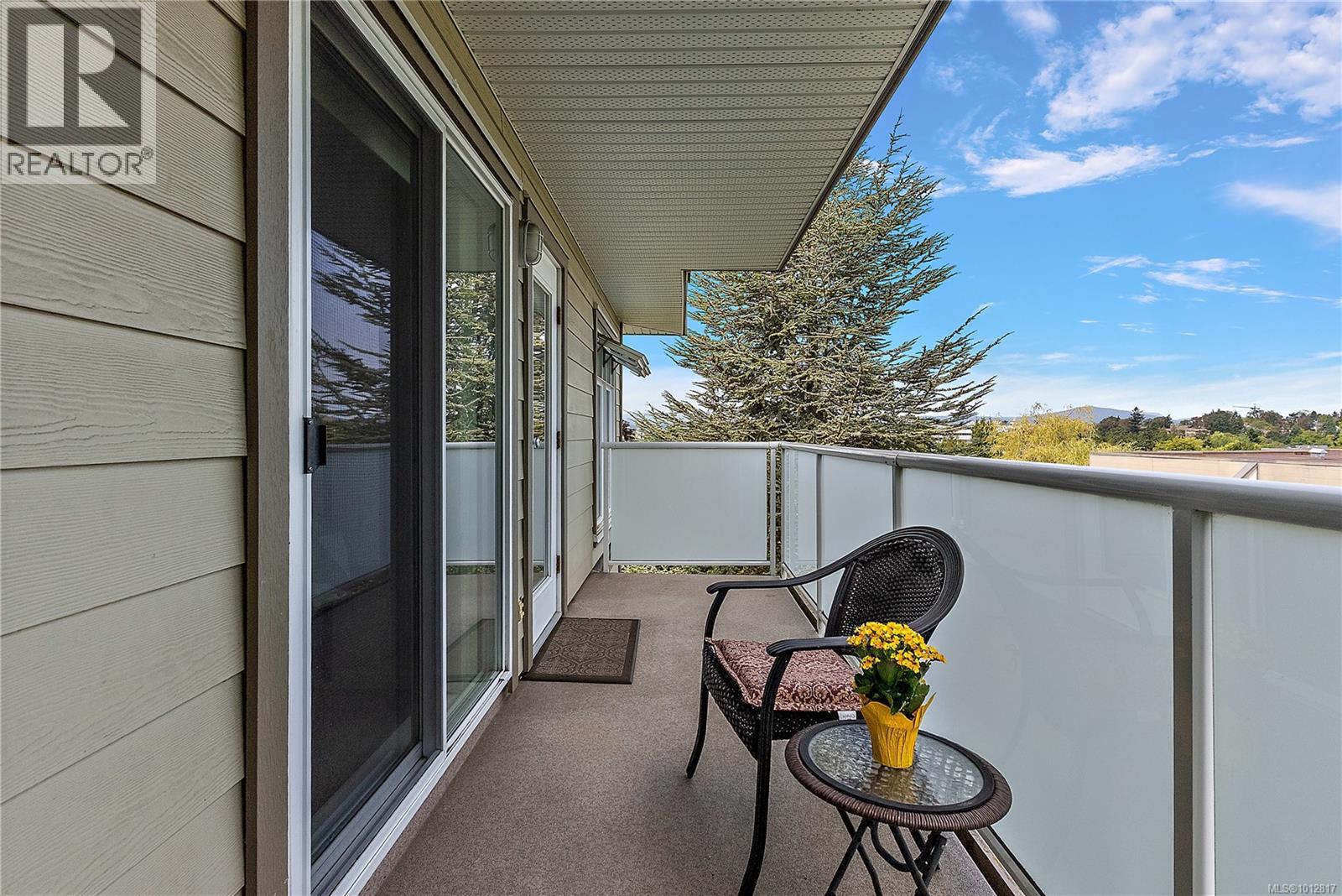 403 3230 Glasgow Avenue, Saanich