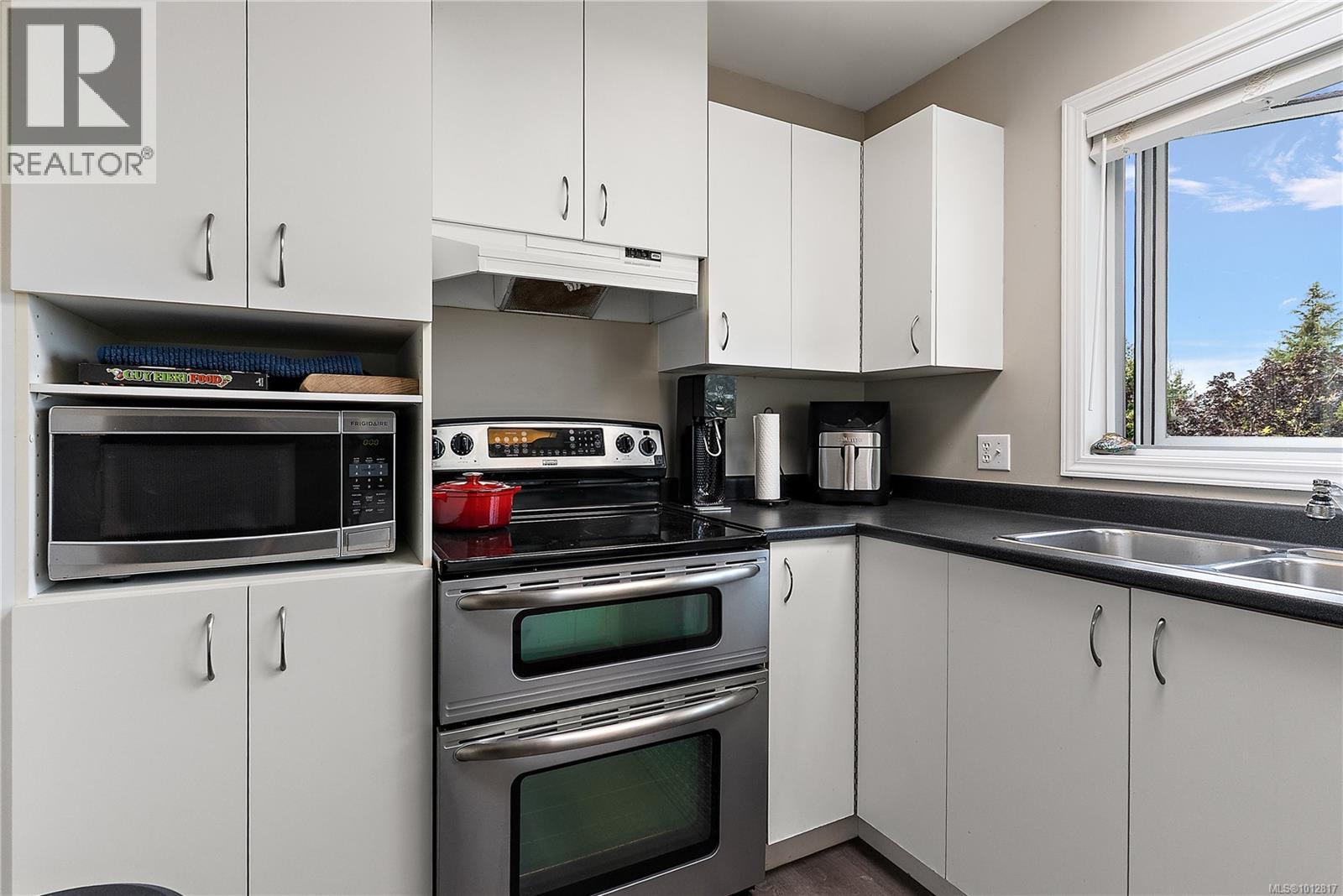 403 3230 Glasgow Avenue, Saanich