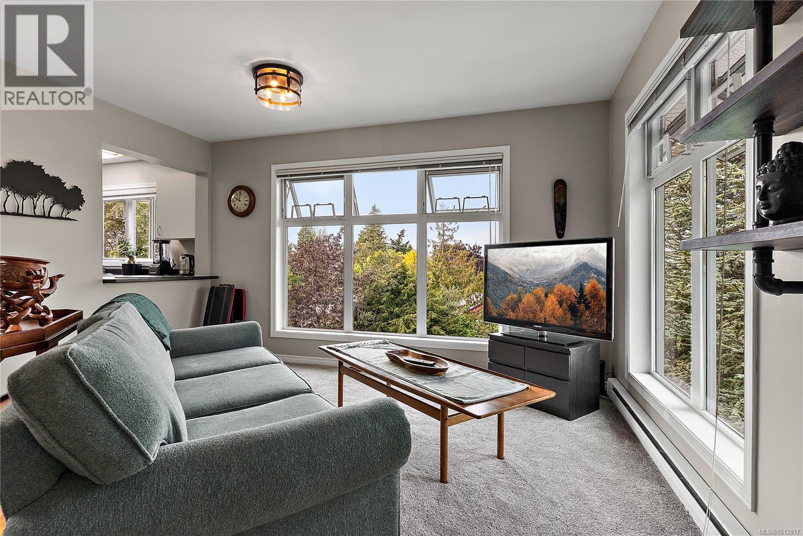 403 3230 Glasgow Avenue, Saanich