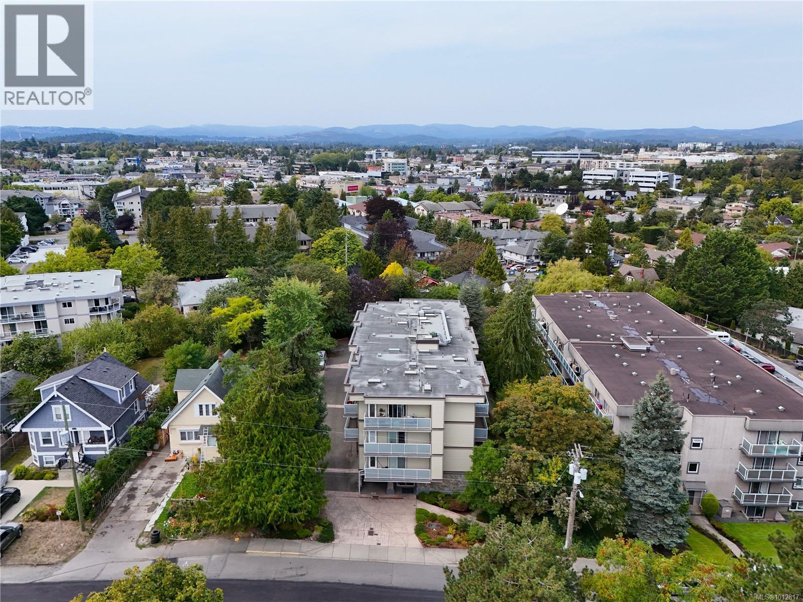 403 3230 Glasgow Avenue, Saanich