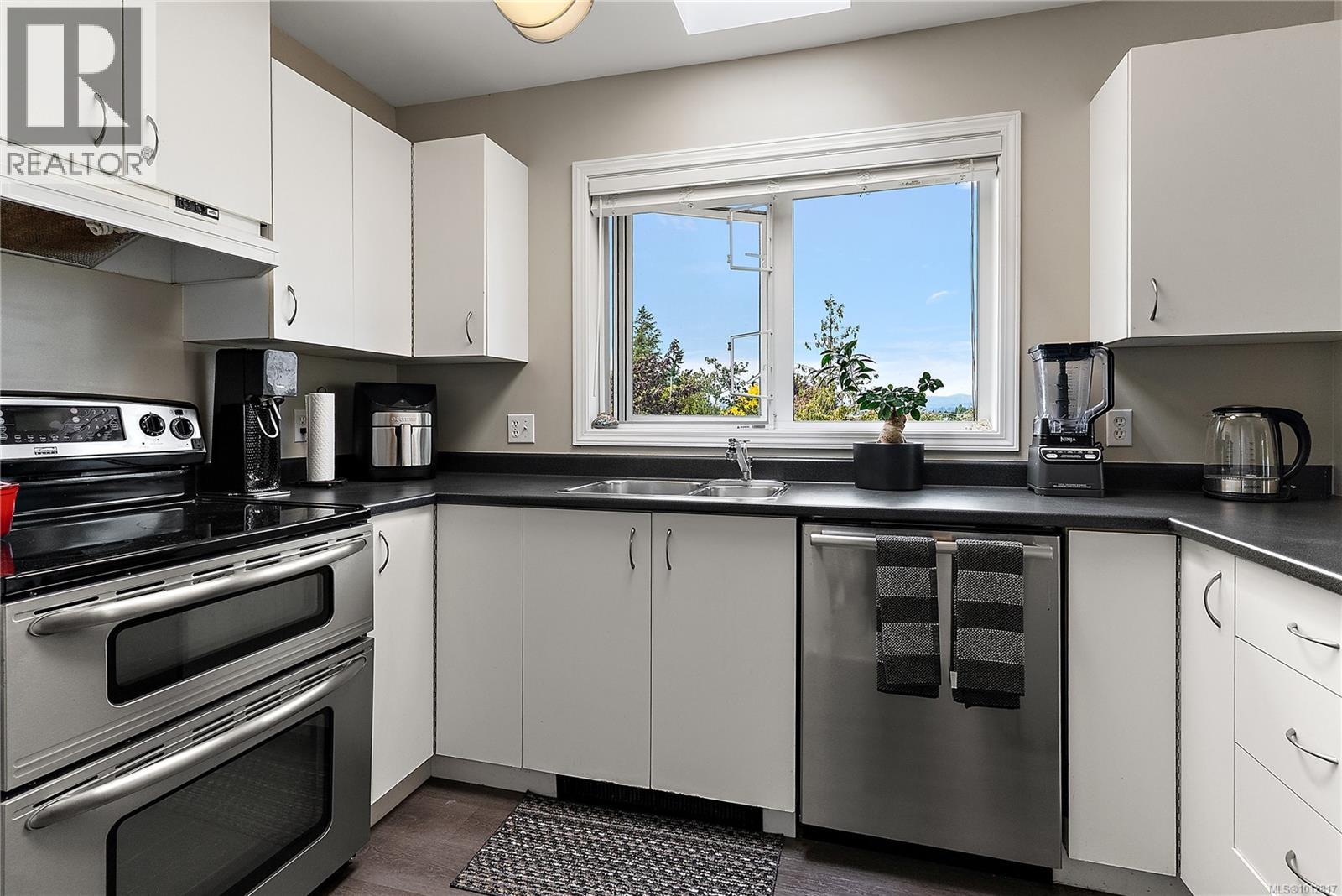 403 3230 Glasgow Avenue, Saanich
