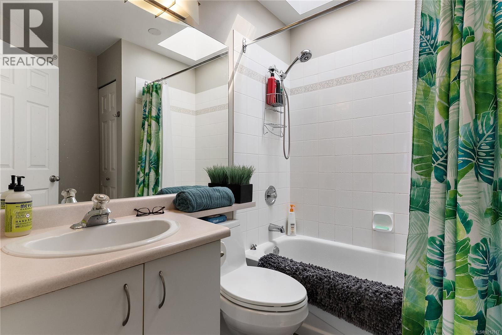 403 3230 Glasgow Avenue, Saanich