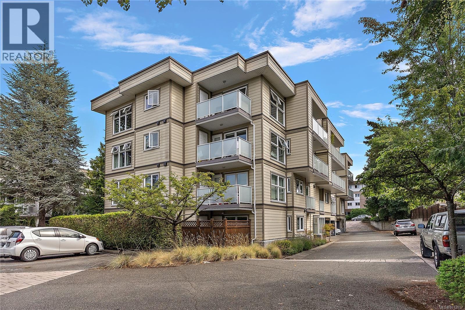 403 3230 Glasgow Avenue, Saanich