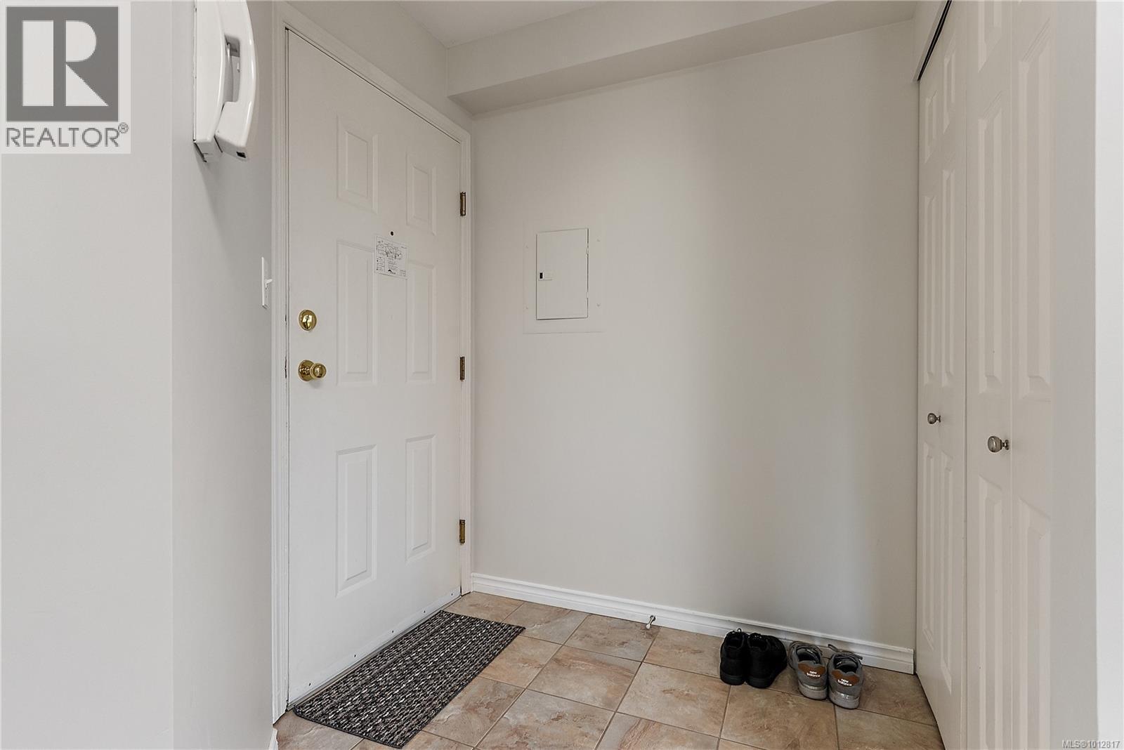 403 3230 Glasgow Avenue, Saanich
