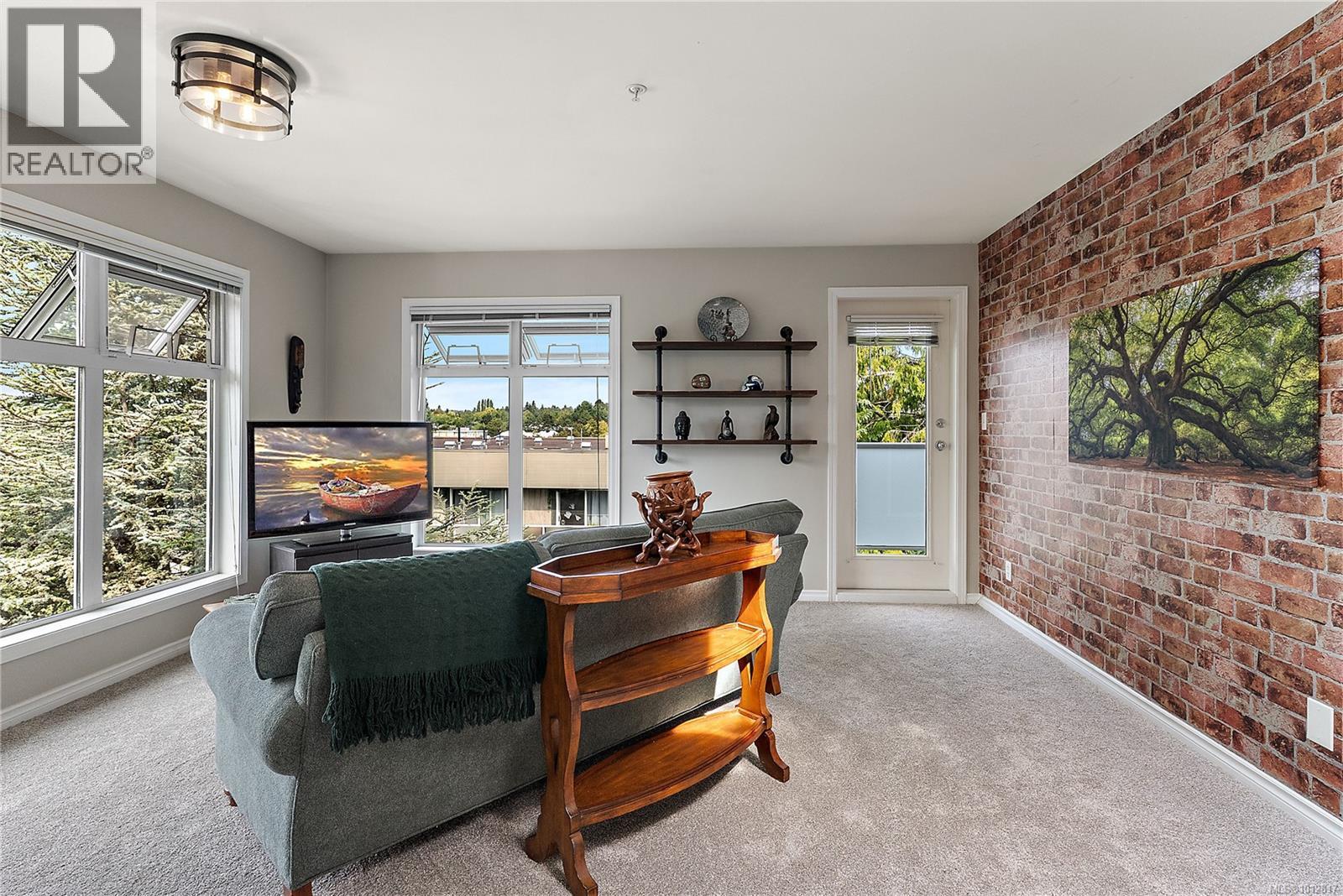 403 3230 Glasgow Avenue, Saanich