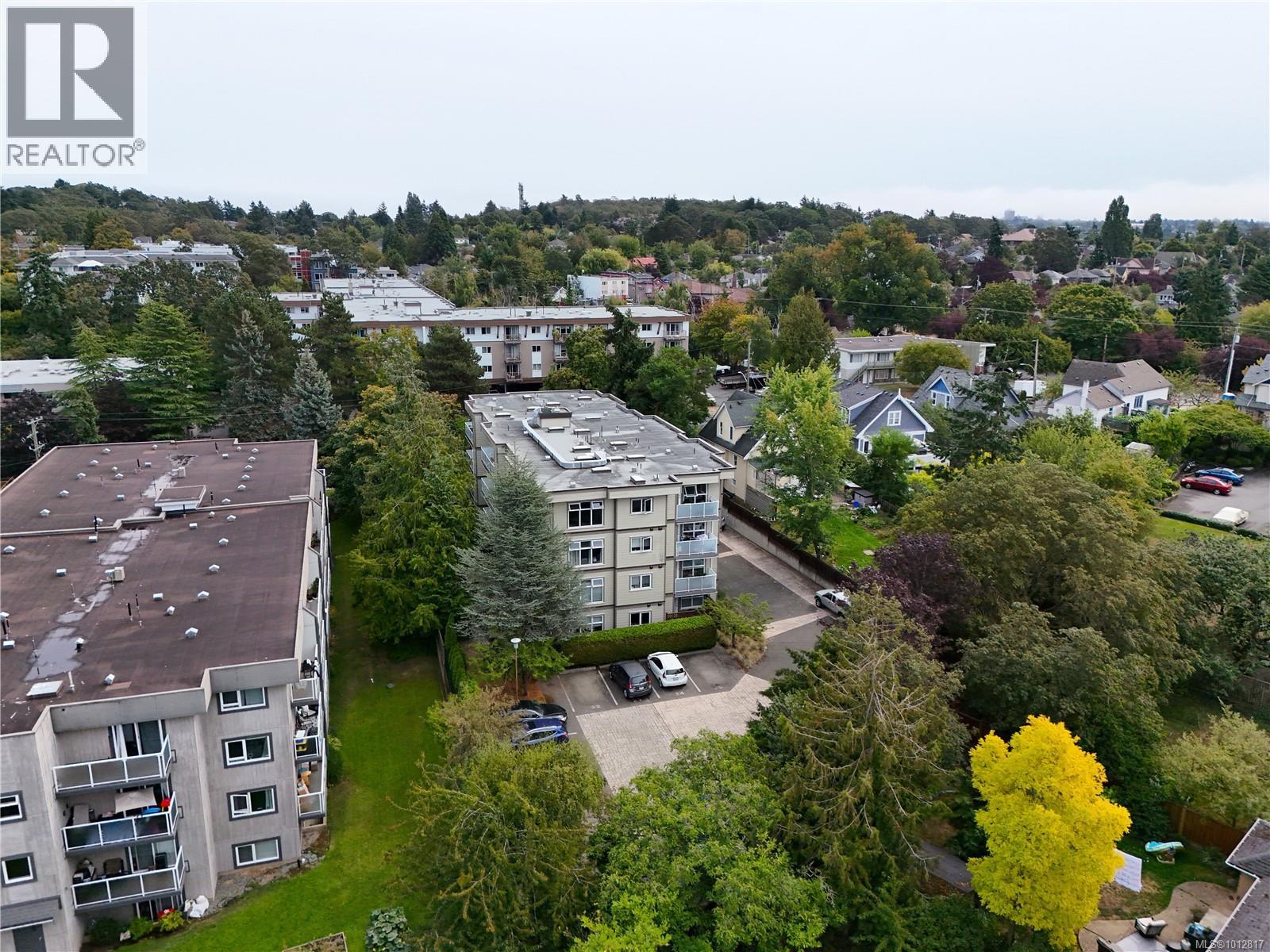 403 3230 Glasgow Avenue, Saanich