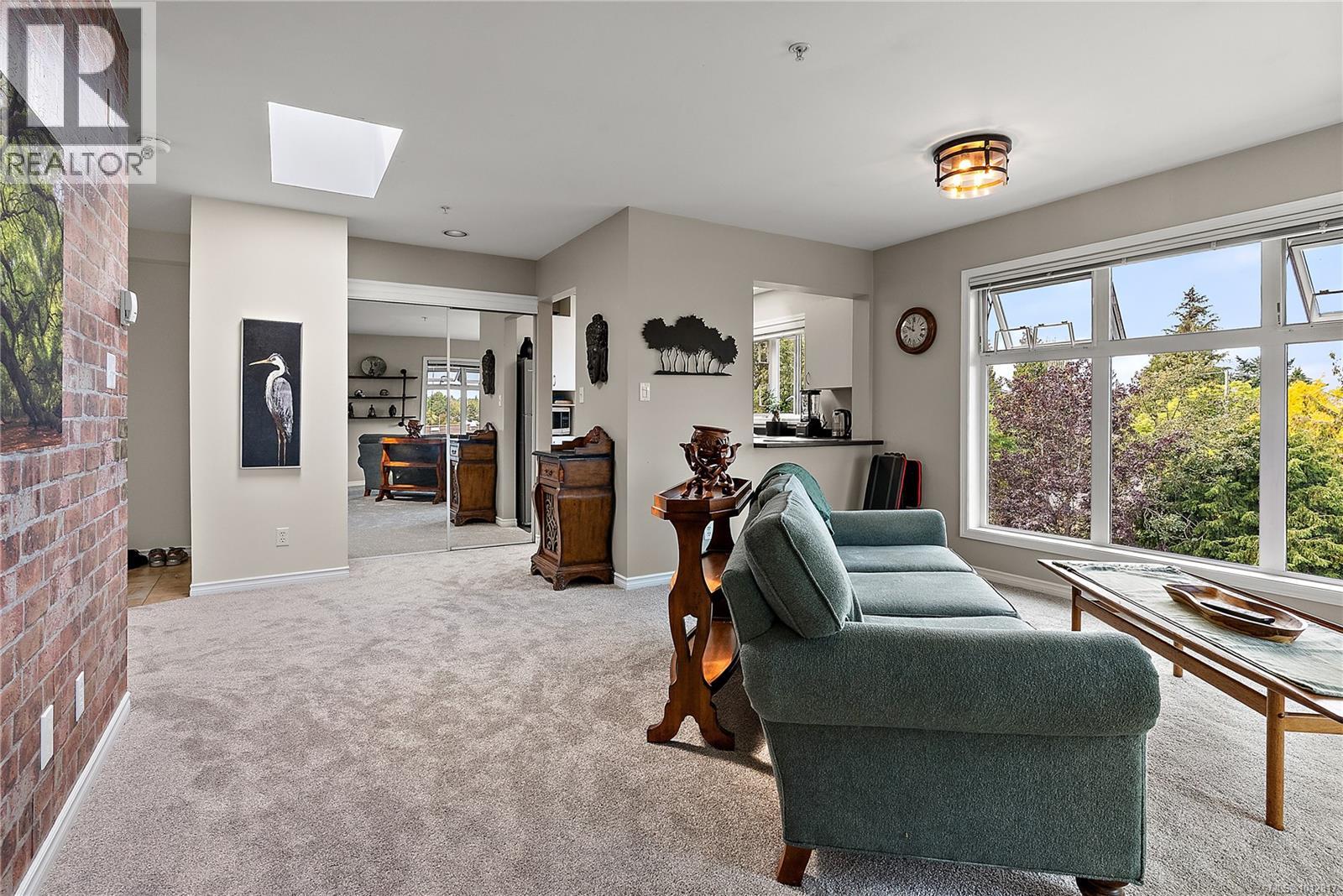 403 3230 Glasgow Avenue, Saanich