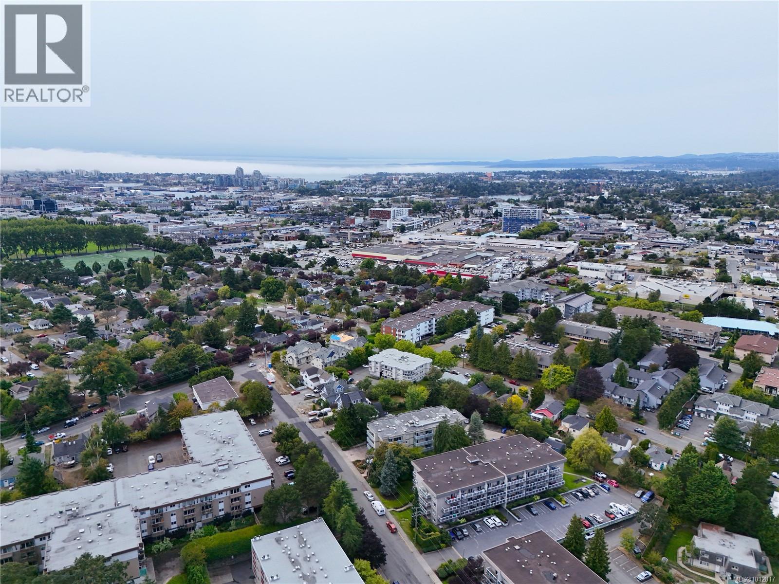 403 3230 Glasgow Avenue, Saanich
