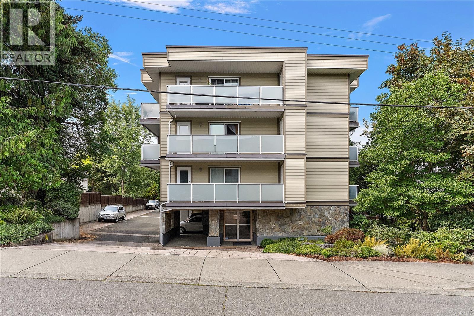 403 3230 Glasgow Avenue, Saanich