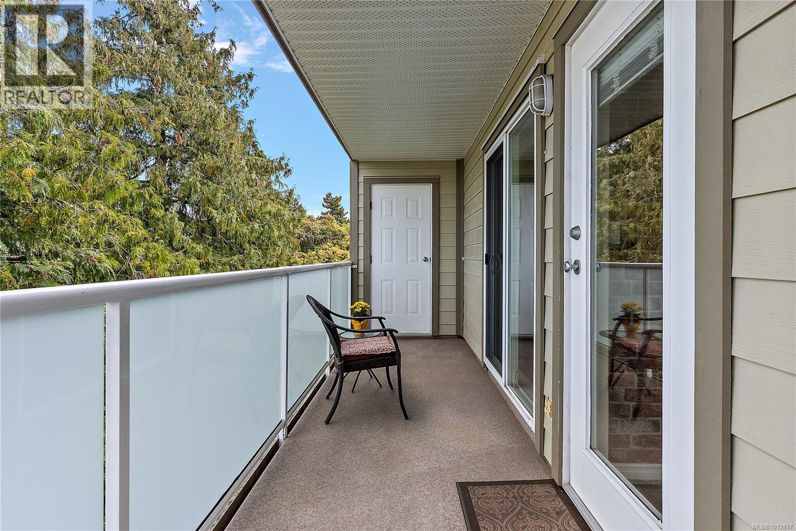 403 3230 Glasgow Avenue, Saanich