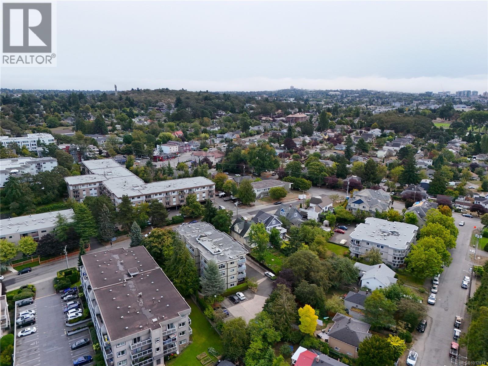 403 3230 Glasgow Avenue, Saanich