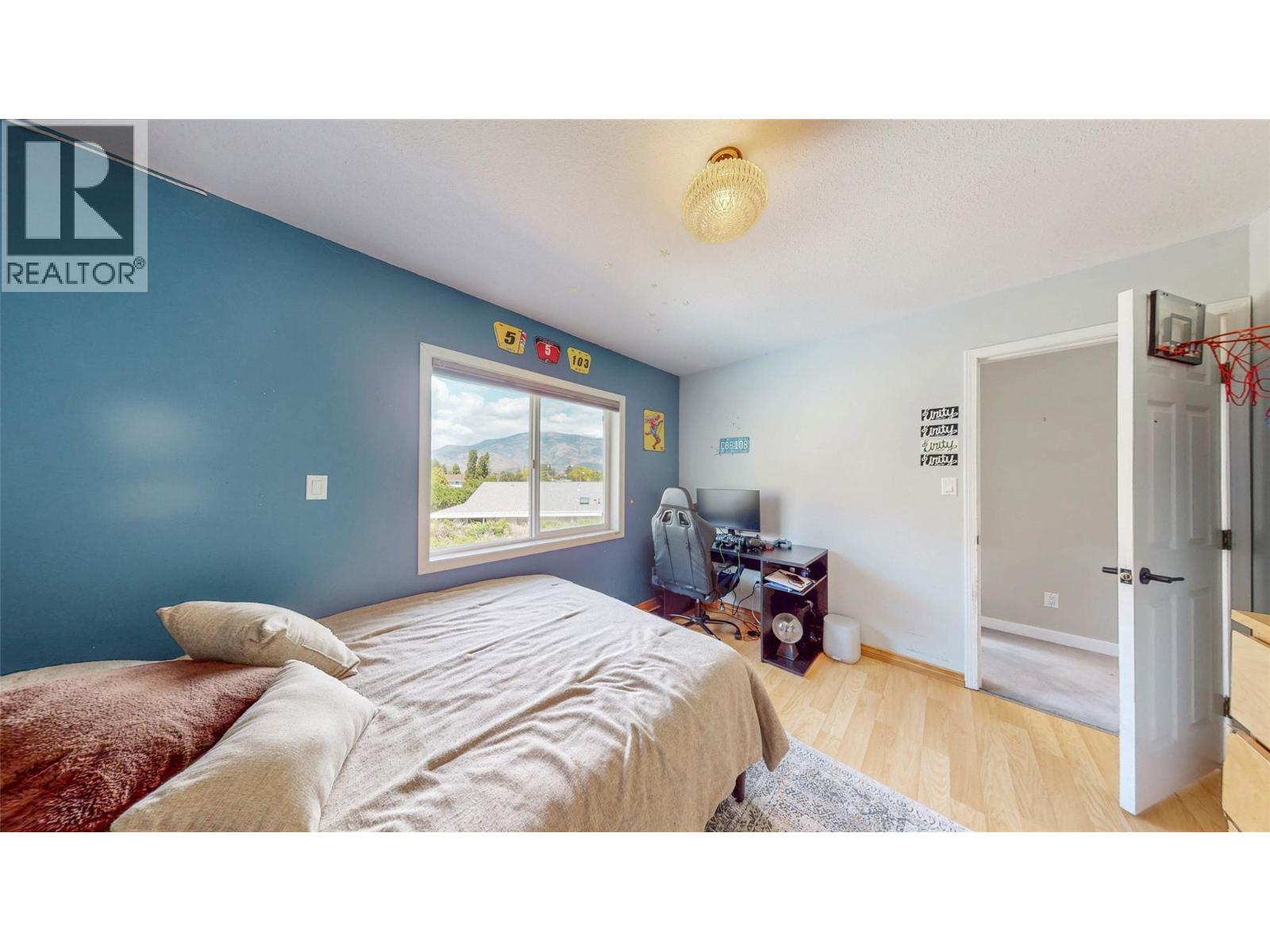 5896 FAIRVIEW Place, Oliver