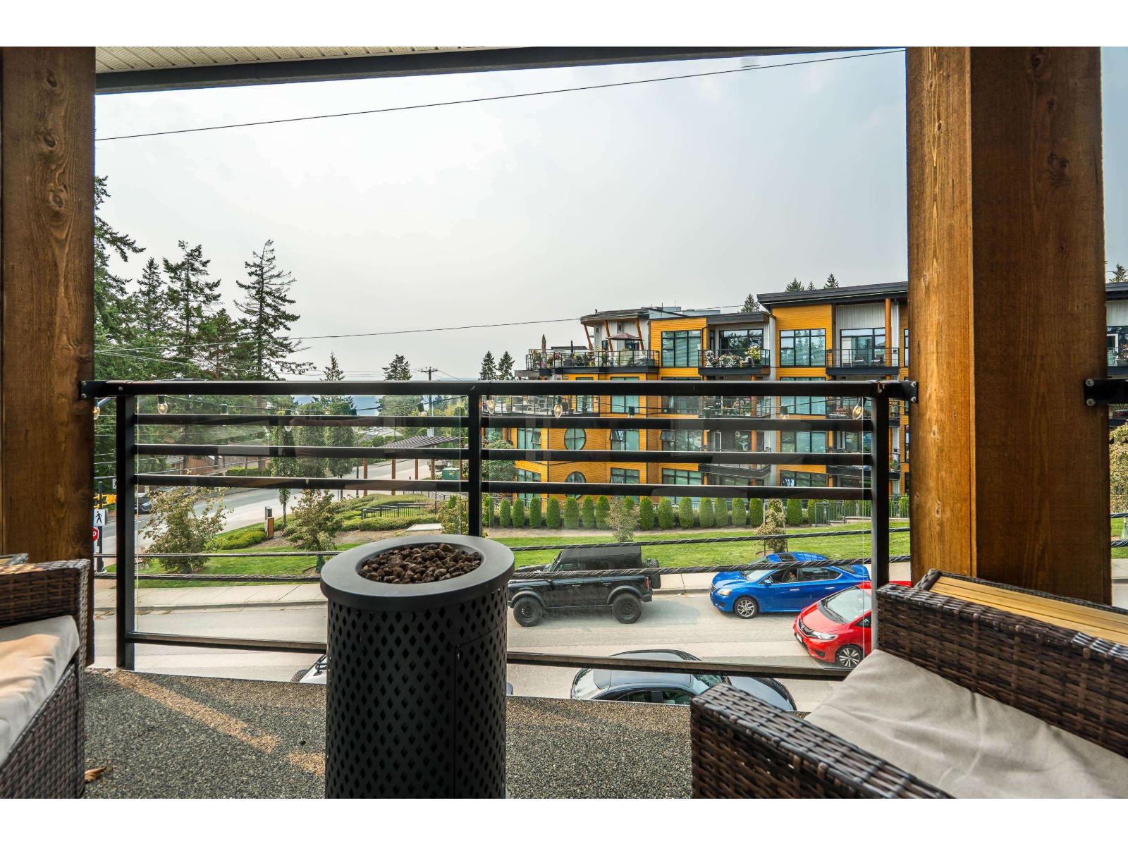 3 1424 EVERALL STREET, White Rock