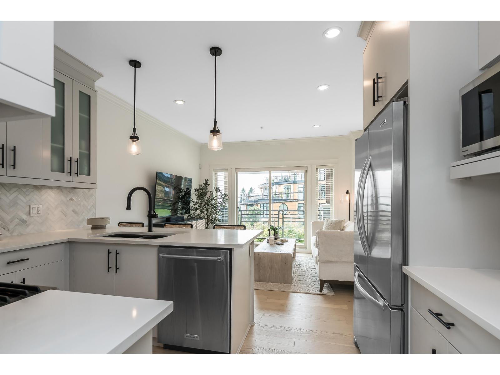 3 1424 EVERALL STREET, White Rock