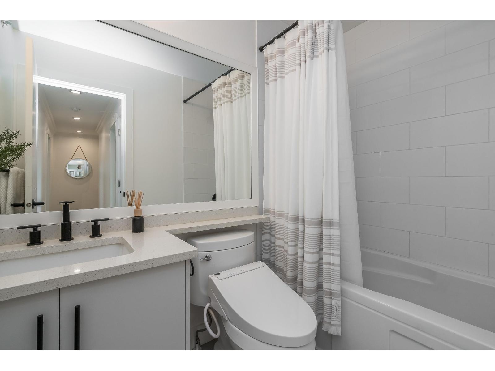 3 1424 EVERALL STREET, White Rock