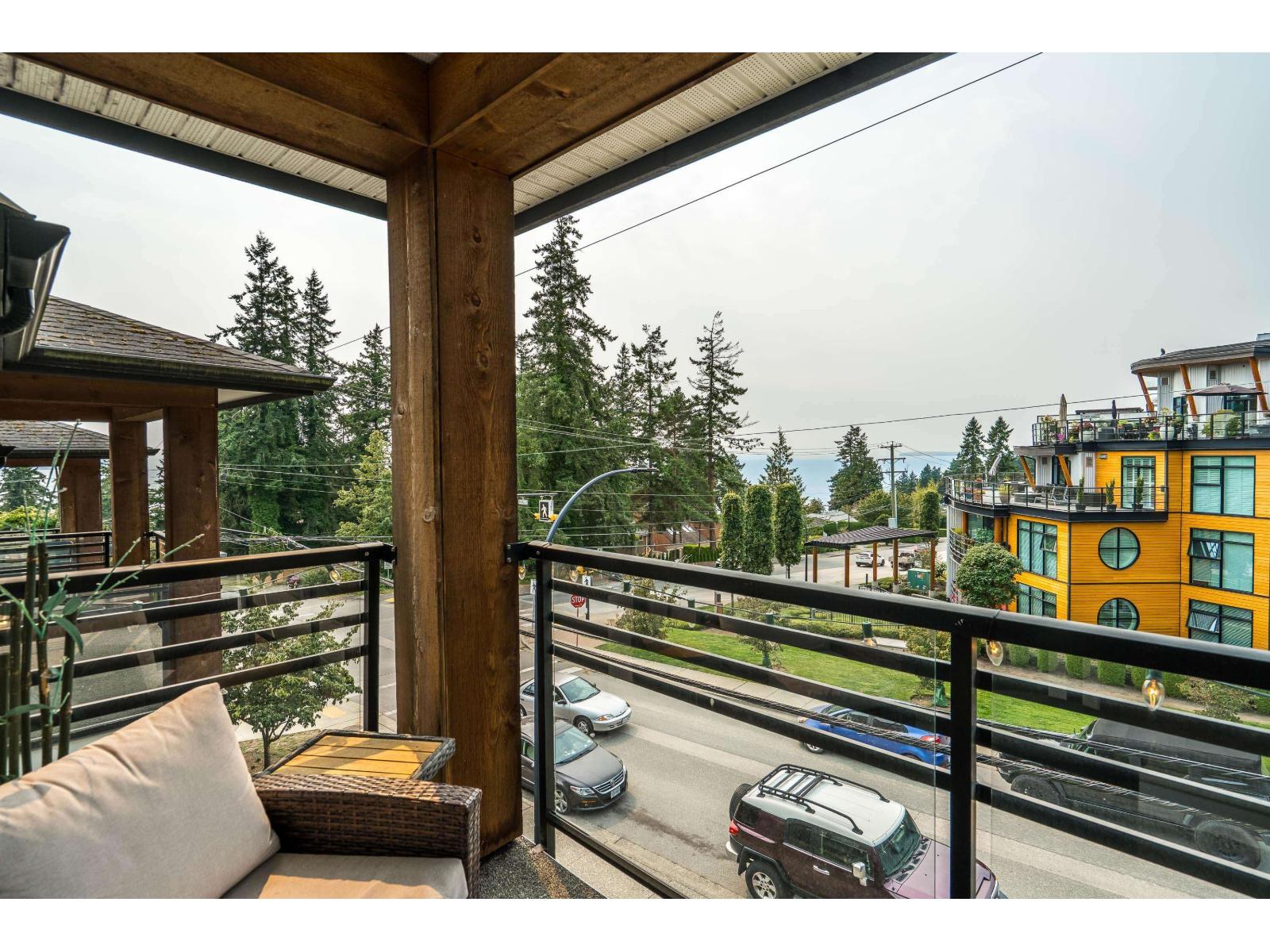 3 1424 EVERALL STREET, White Rock