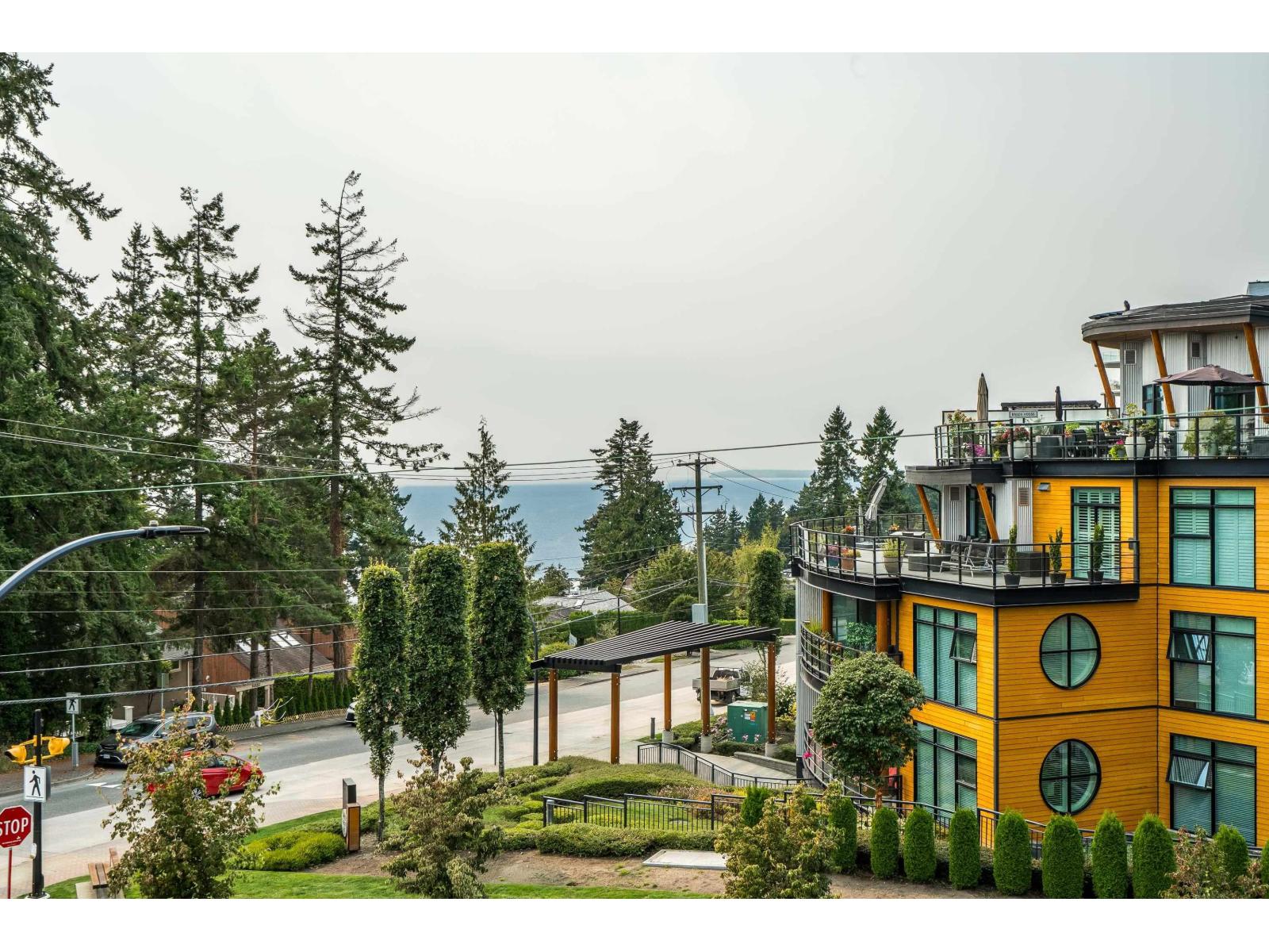 3 1424 EVERALL STREET, White Rock