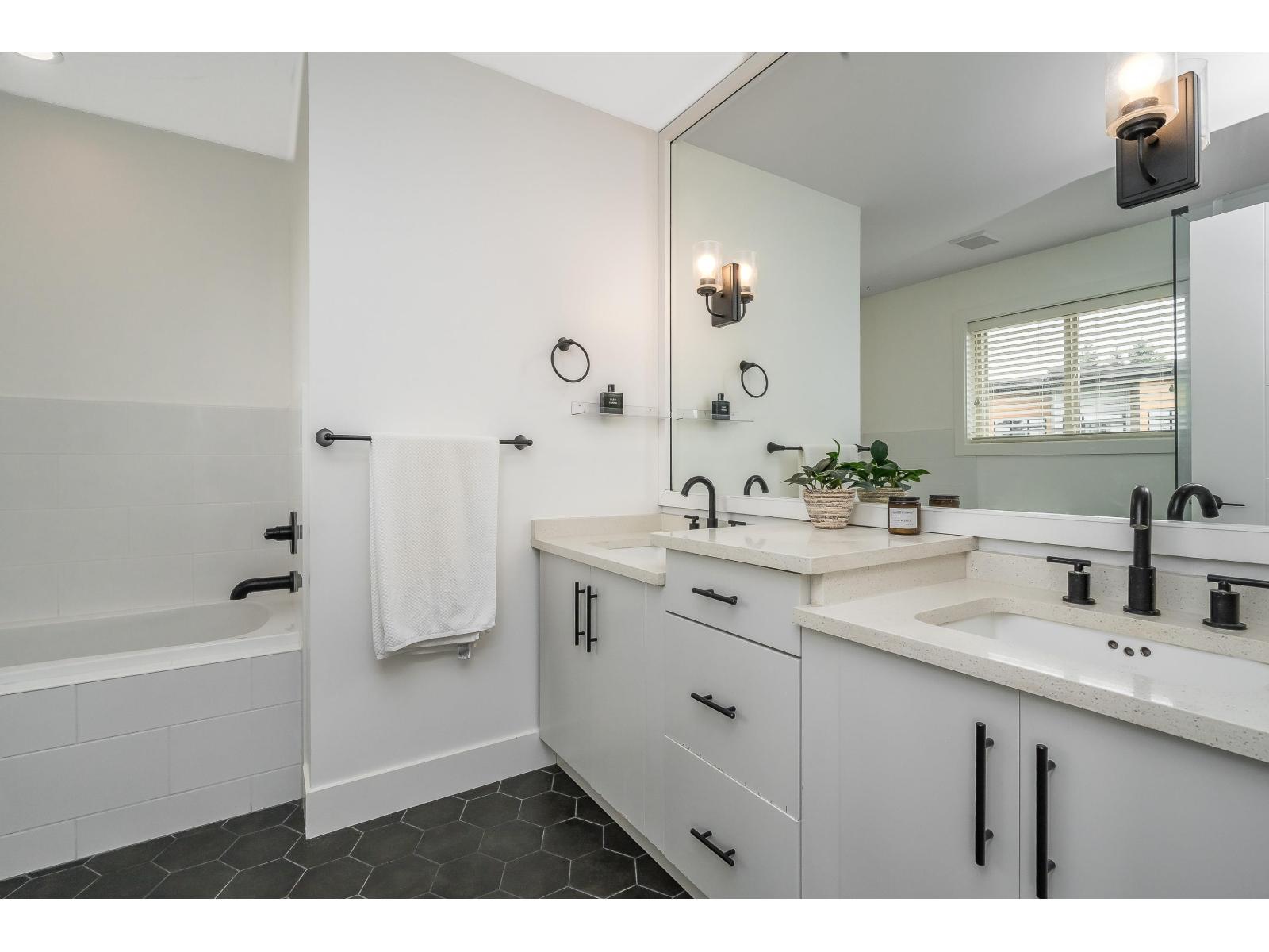 3 1424 EVERALL STREET, White Rock