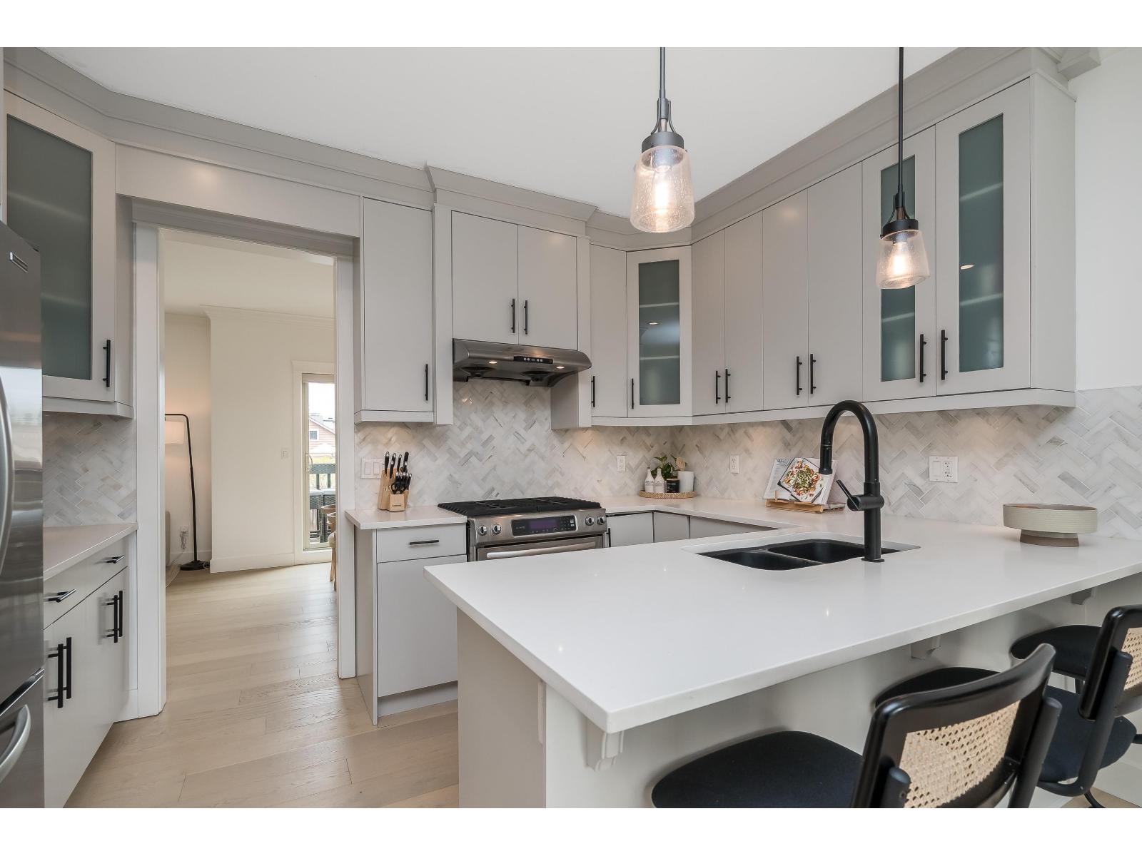 3 1424 EVERALL STREET, White Rock