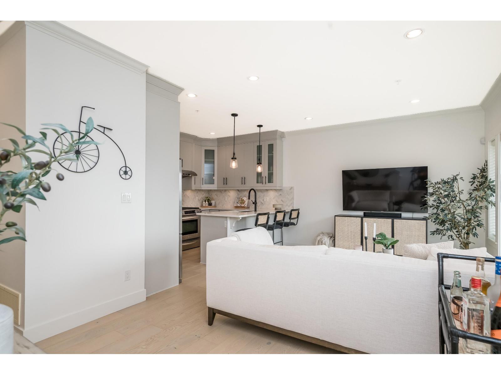3 1424 EVERALL STREET, White Rock