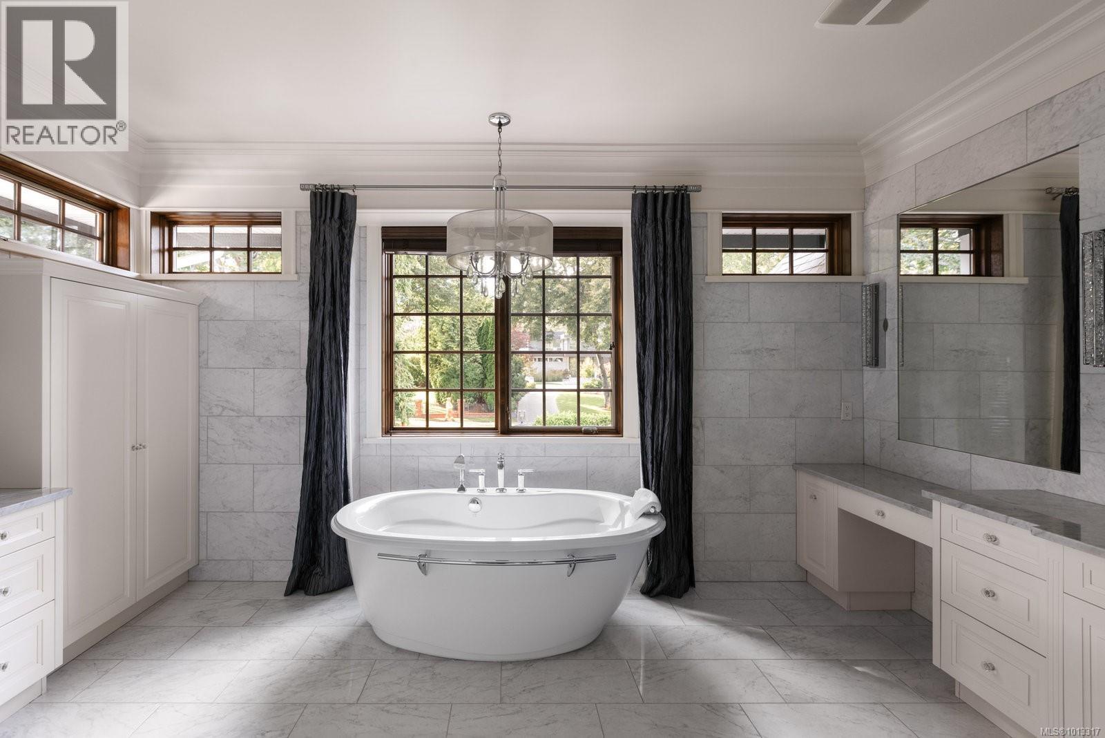  3375 Ripon Road, Oak Bay
