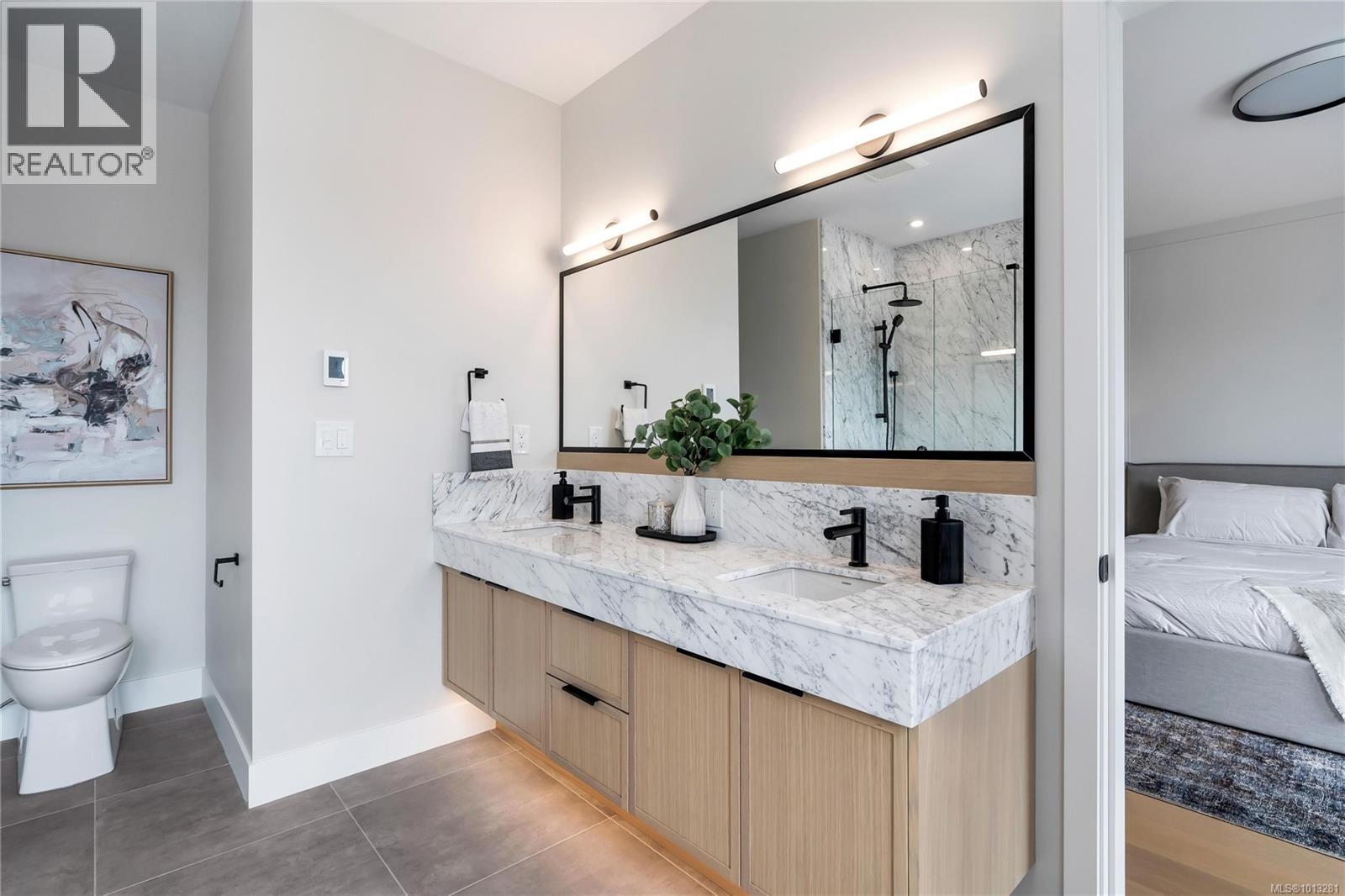 2 2590 Penrhyn Street, Saanich