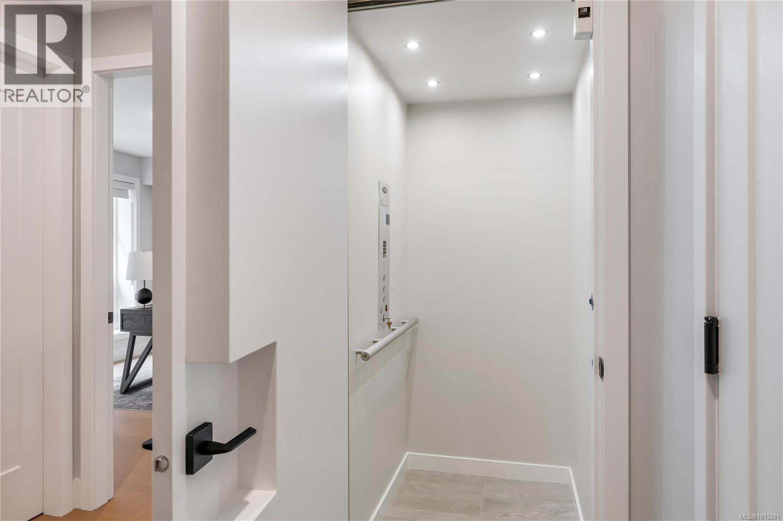 2 2590 Penrhyn Street, Saanich
