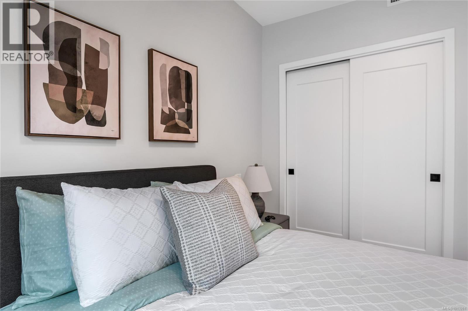 2 2590 Penrhyn Street, Saanich