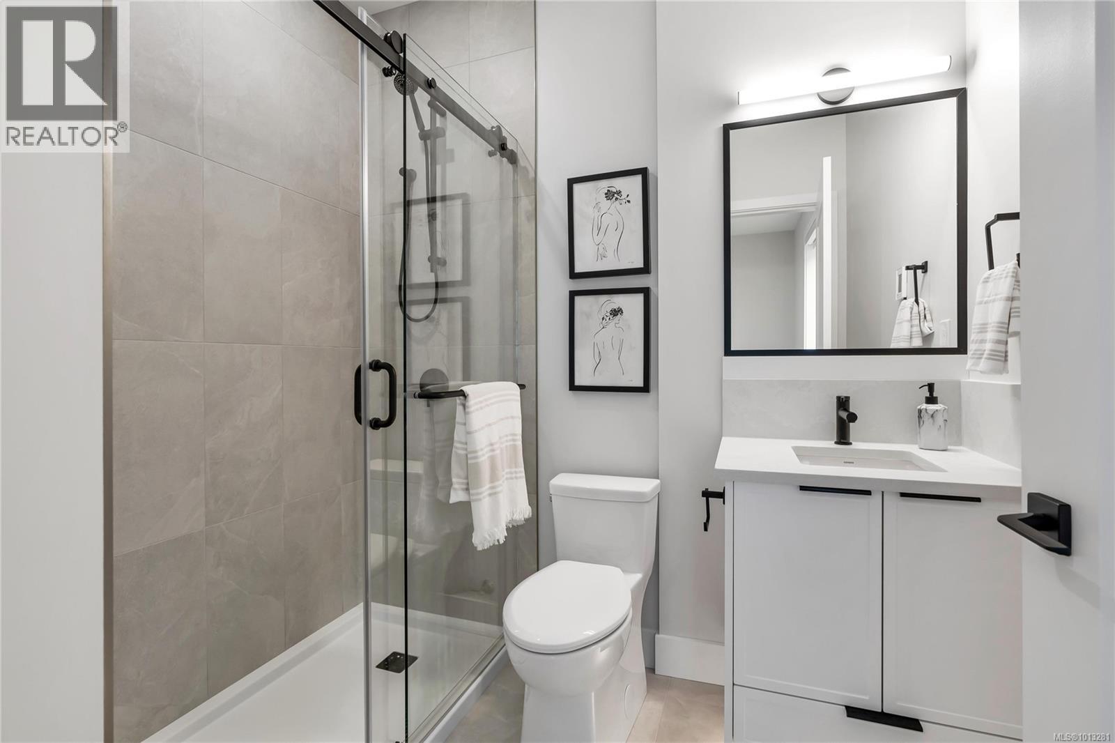 2 2590 Penrhyn Street, Saanich
