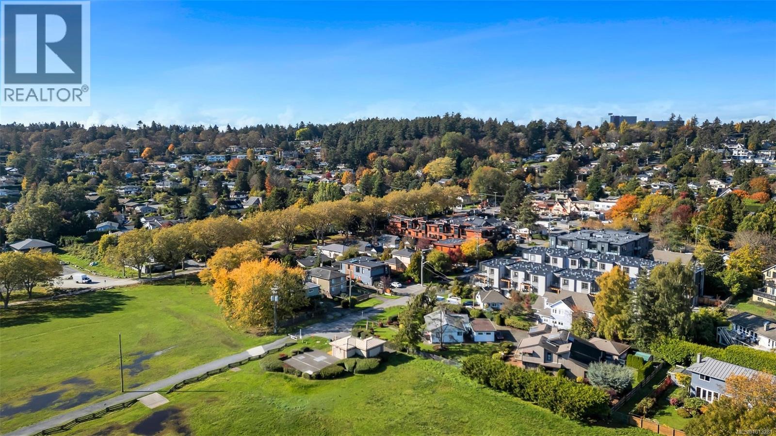 2 2590 Penrhyn Street, Saanich