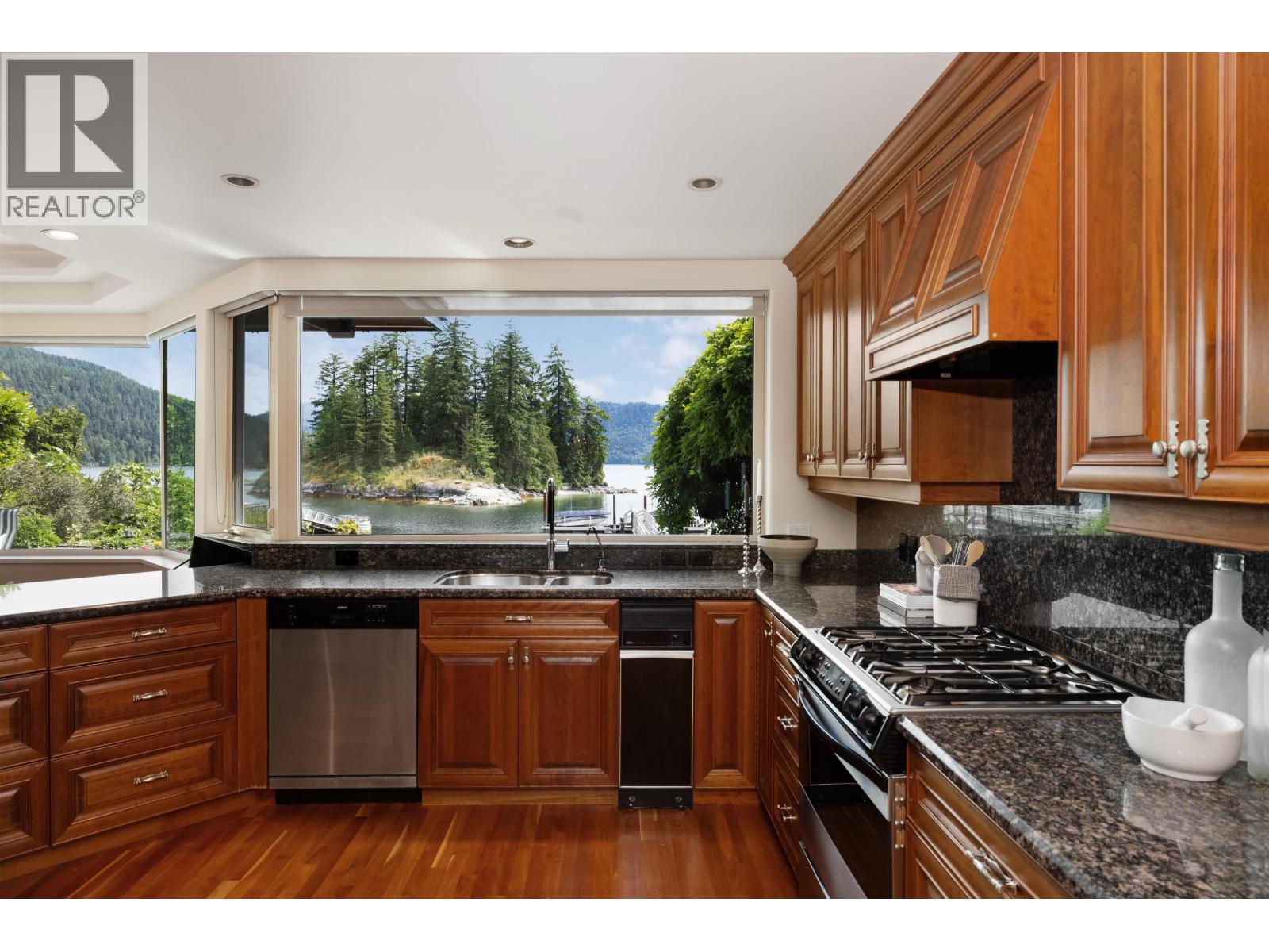 4625 STRATHCONA ROAD, North Vancouver
