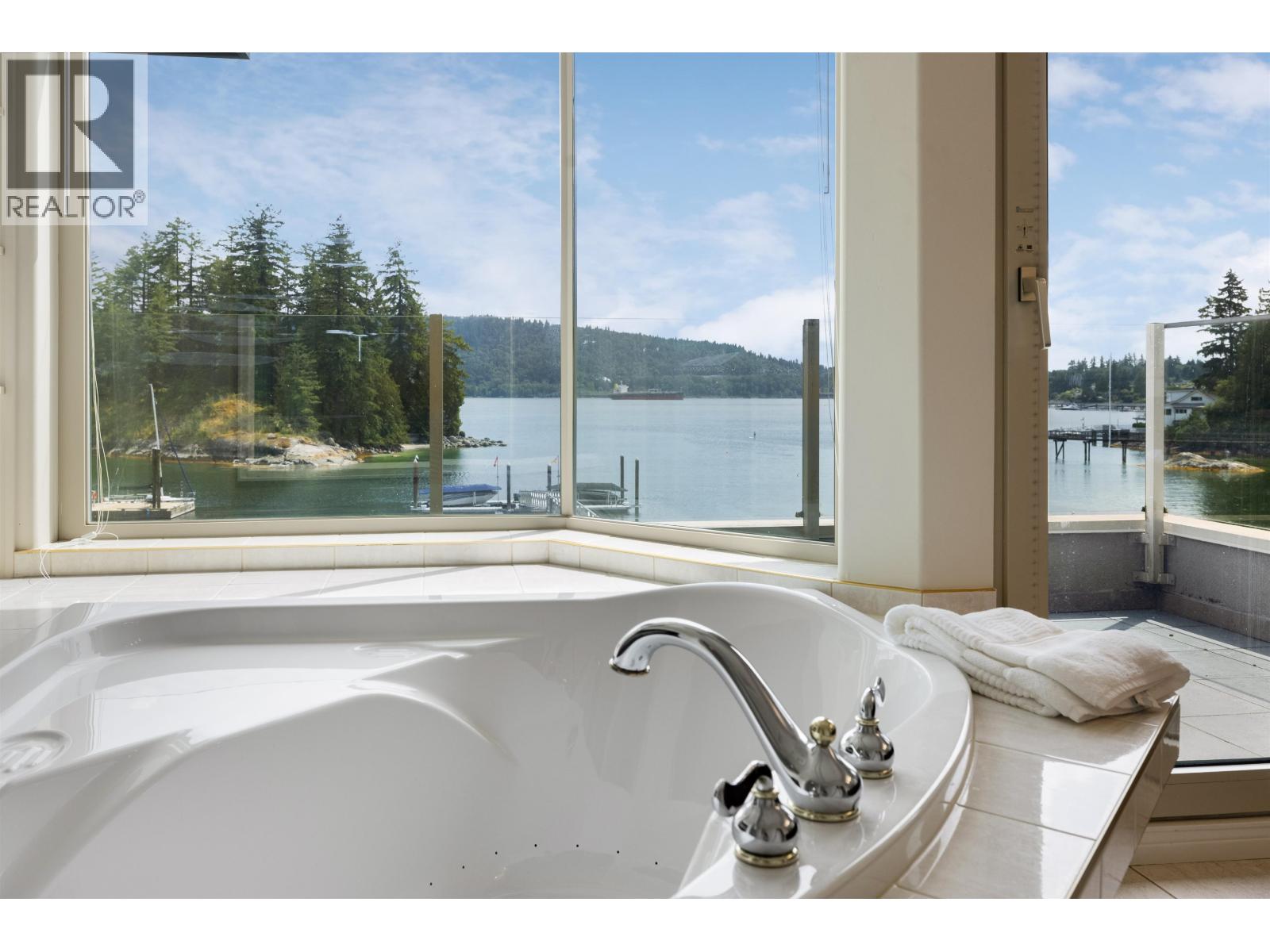 4625 STRATHCONA ROAD, North Vancouver
