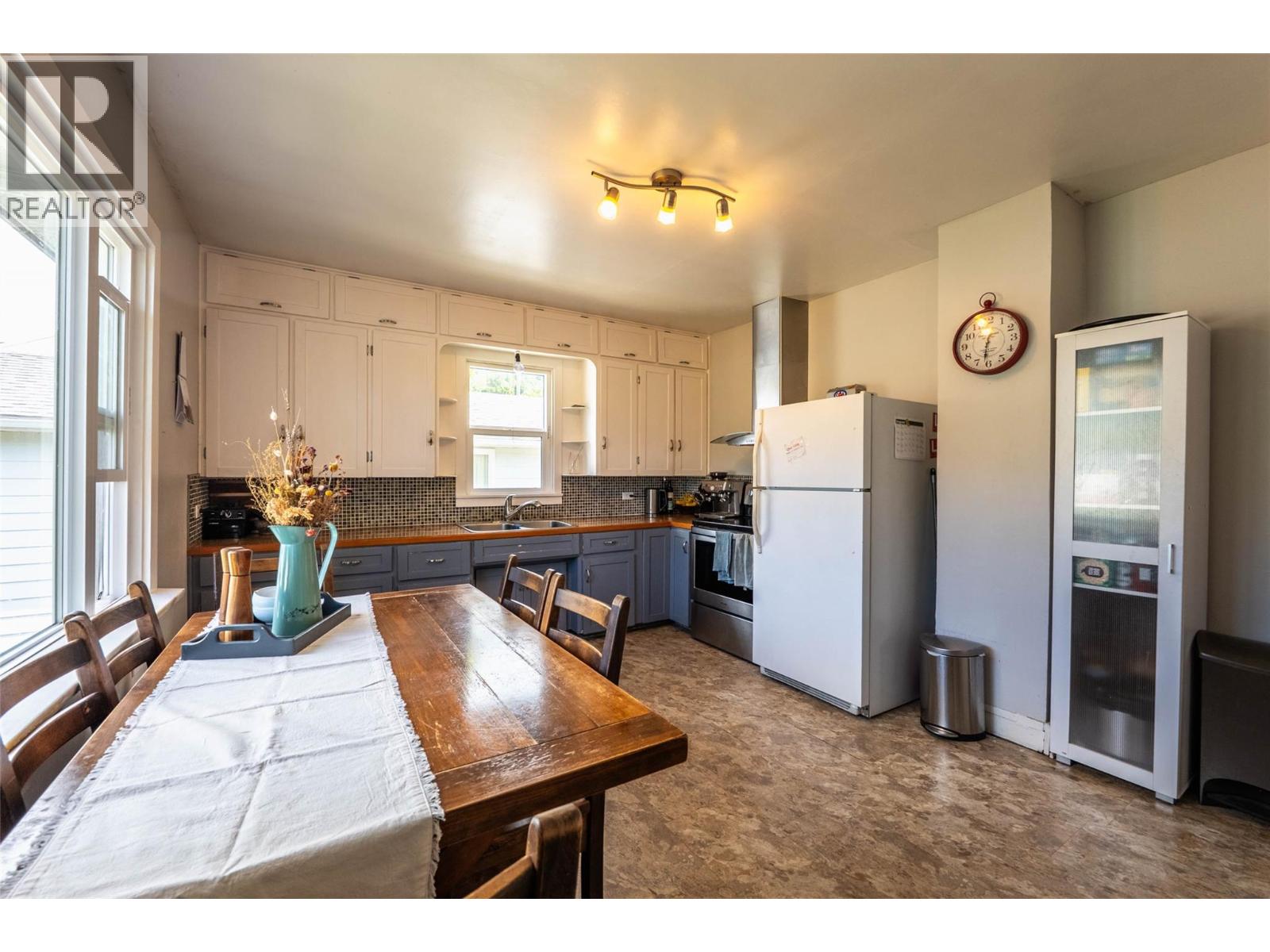 519 ROBSON Street, Nelson