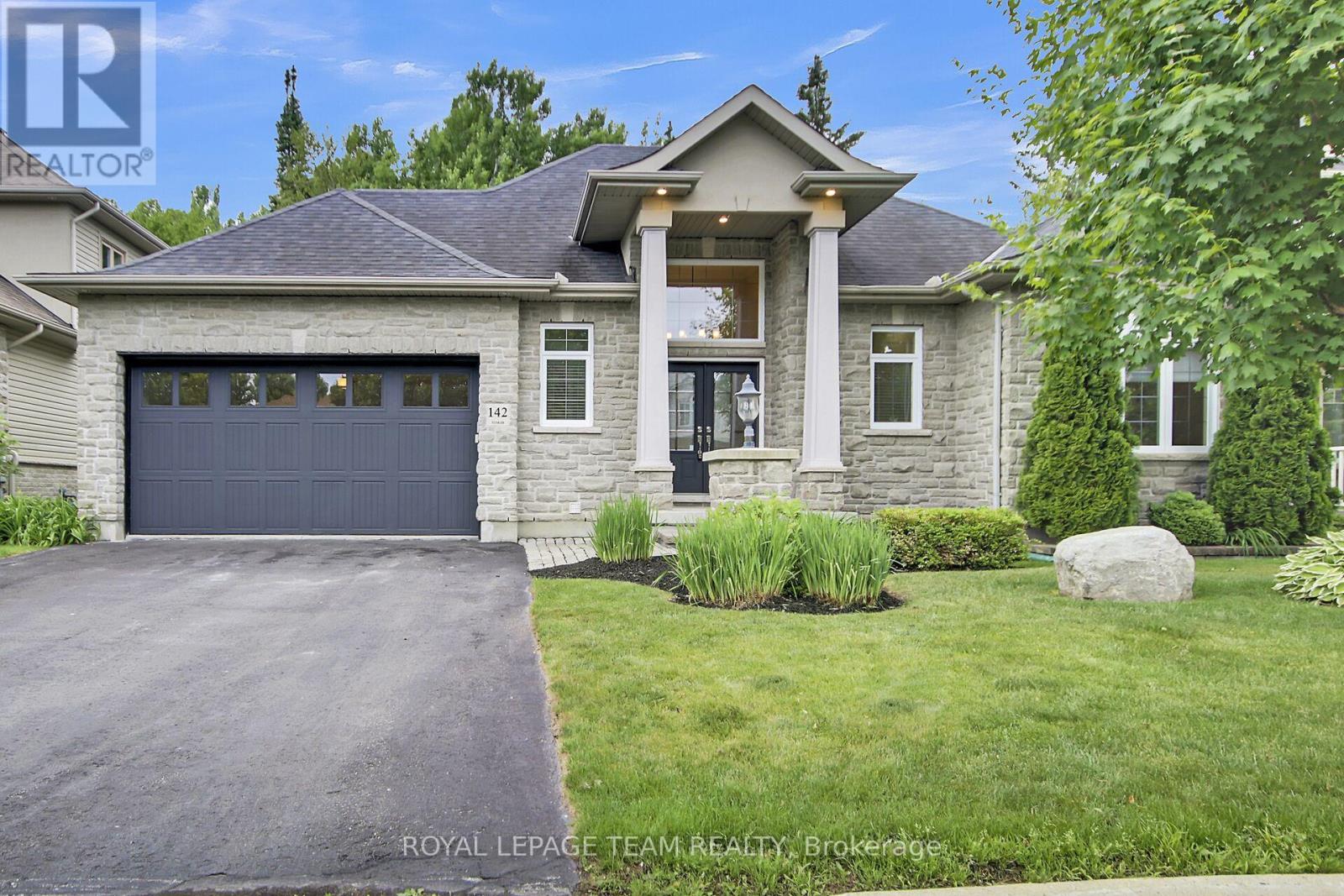 Amazingcurb appeal w/full stone facade!